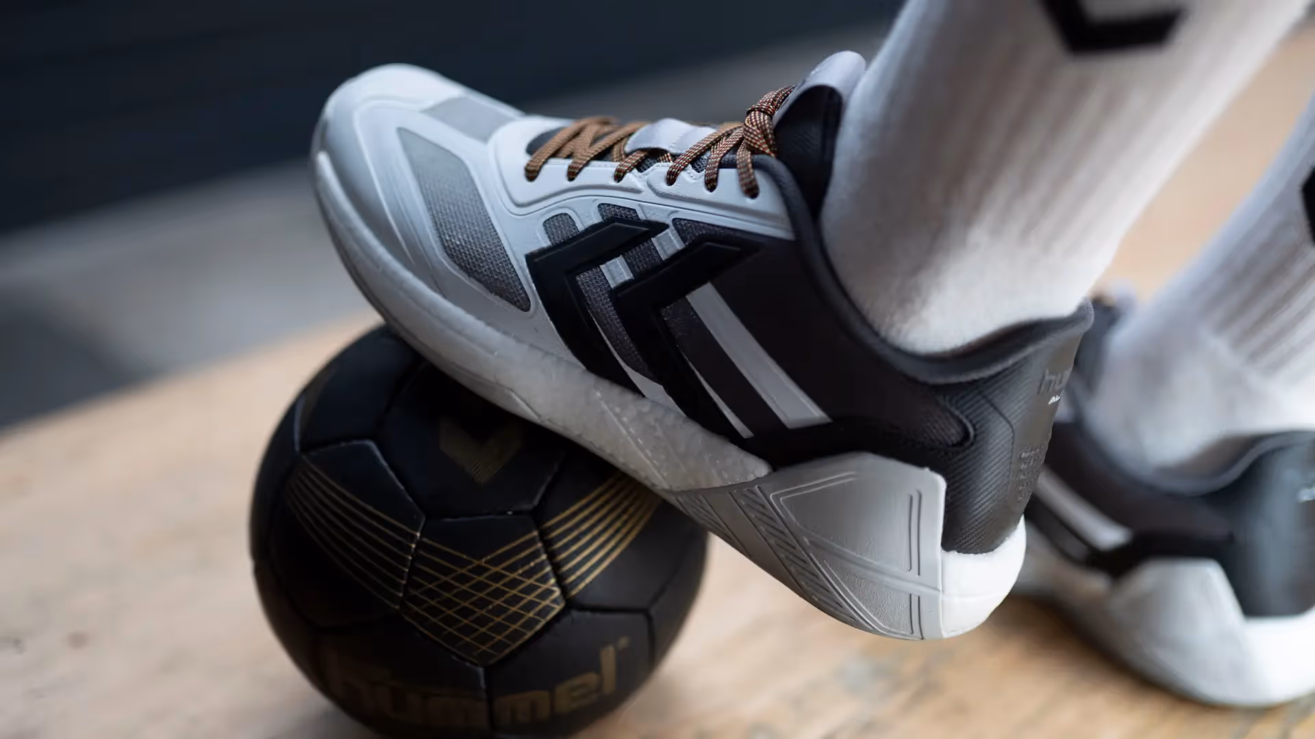 Fuß auf Handball, Handballschuh und Handball