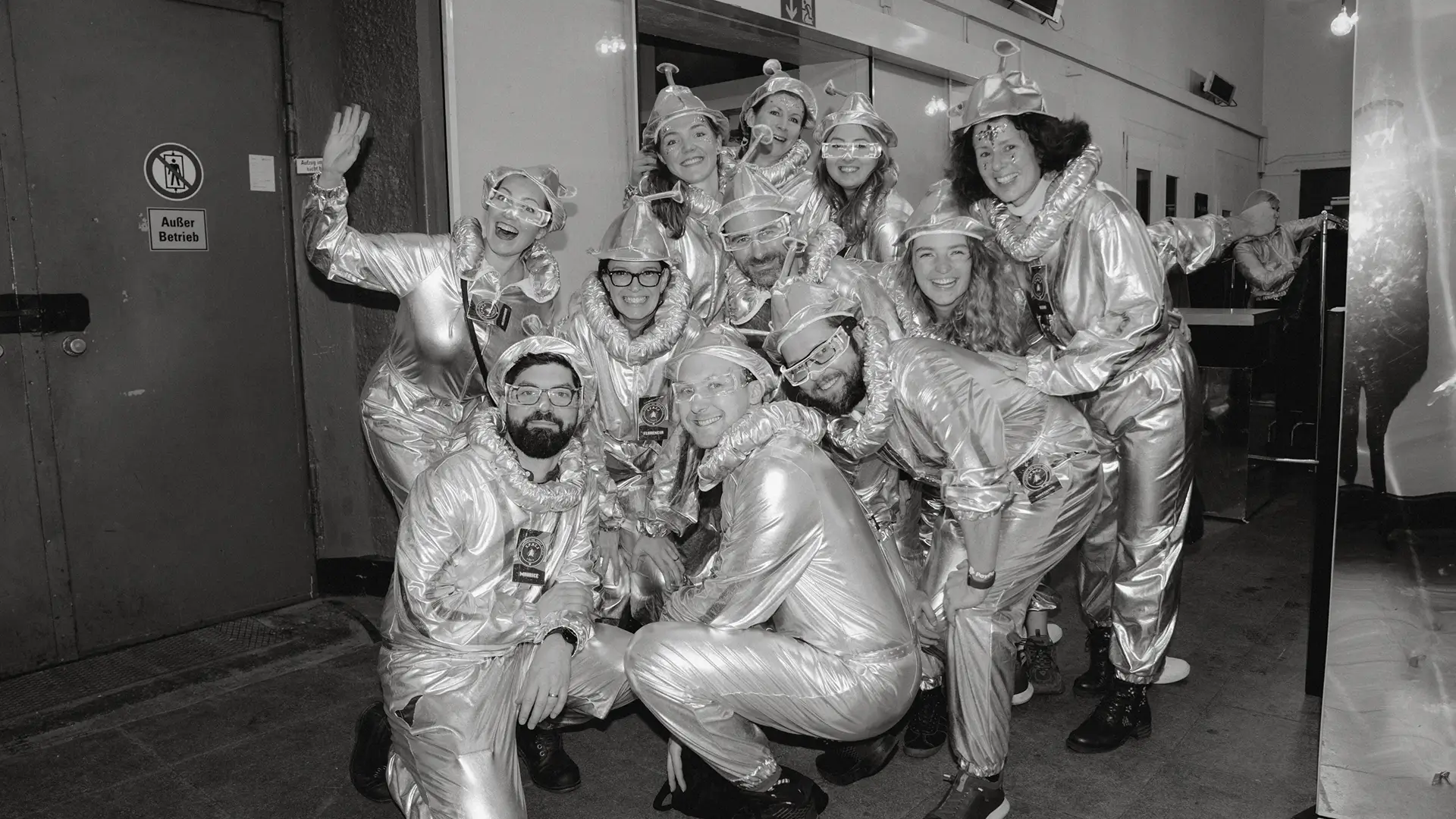 fivekit Umsetzung, Jahresabschluss, Gäste feiern mit Walking Acts.