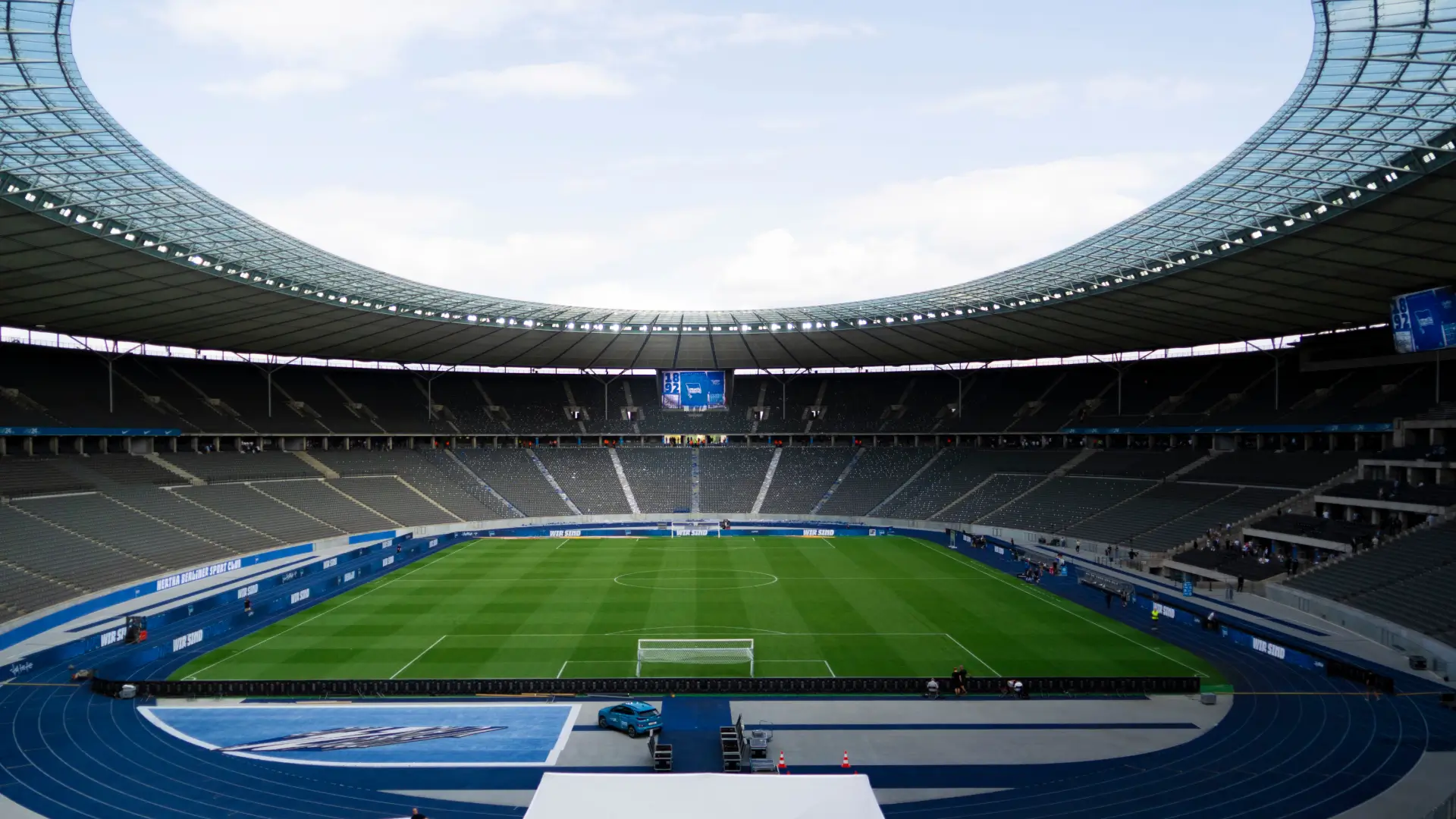 Hertha BSC Bundesliga-Spiel, fivekit Stadion TV, Live-Regie im Olympiastadion.