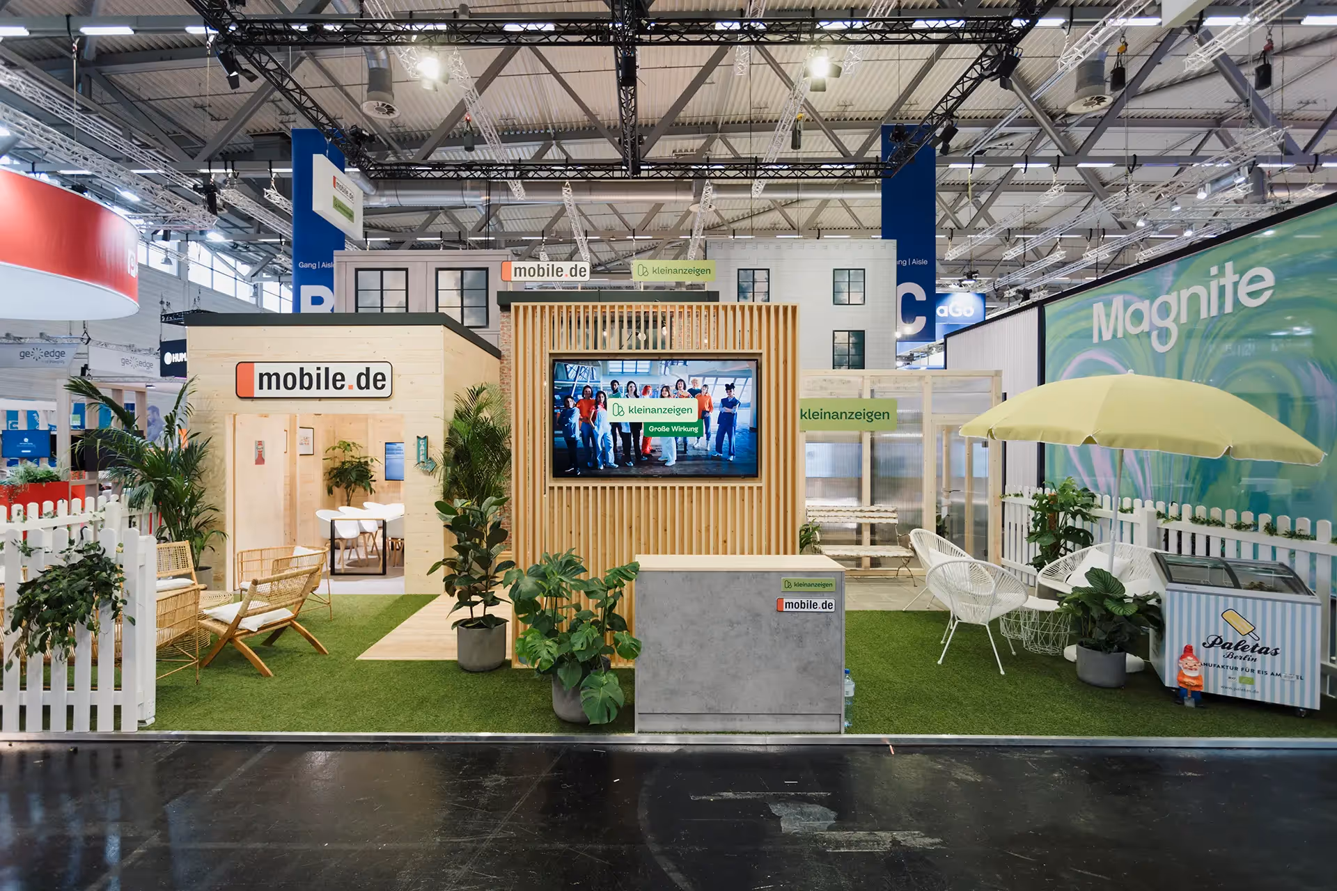 mobile.de Messestand DMEXCO 2023, fivekit, Garage als Meetingraum.