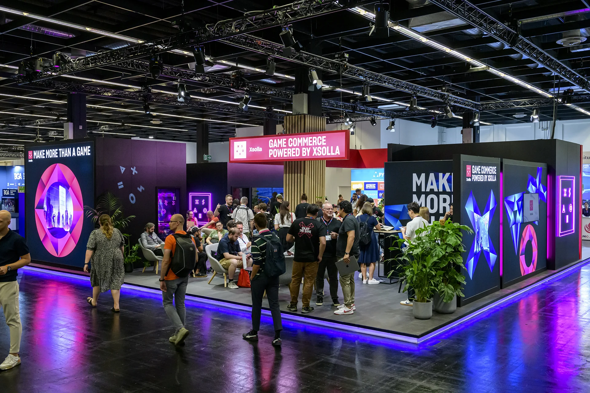 Gesamtansicht des Xsolla-Messestands auf der Gamescom 2023