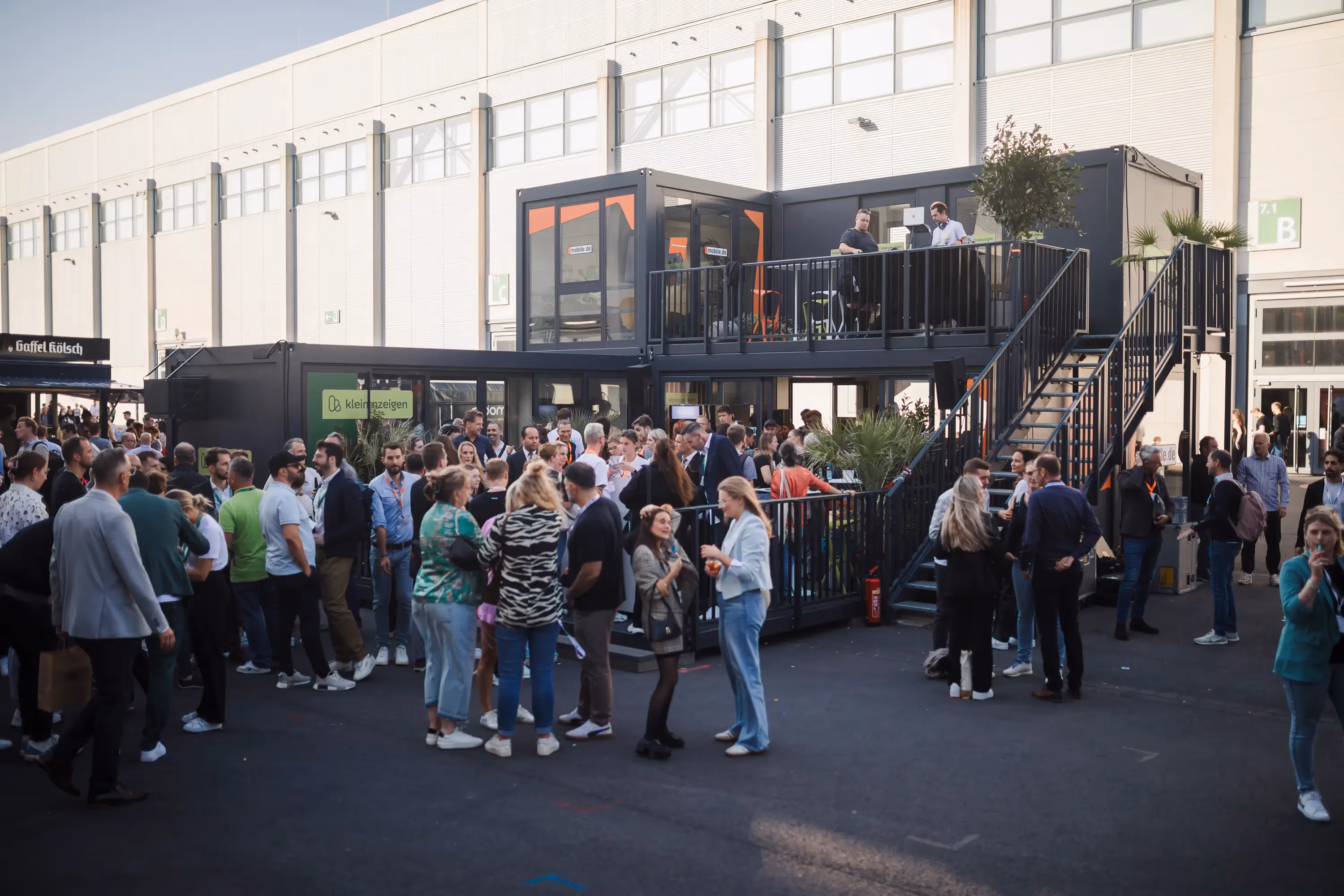 fivekit Projekt, mobile.de Outdoor-Messestand, Containerdesign und Eventfläche.