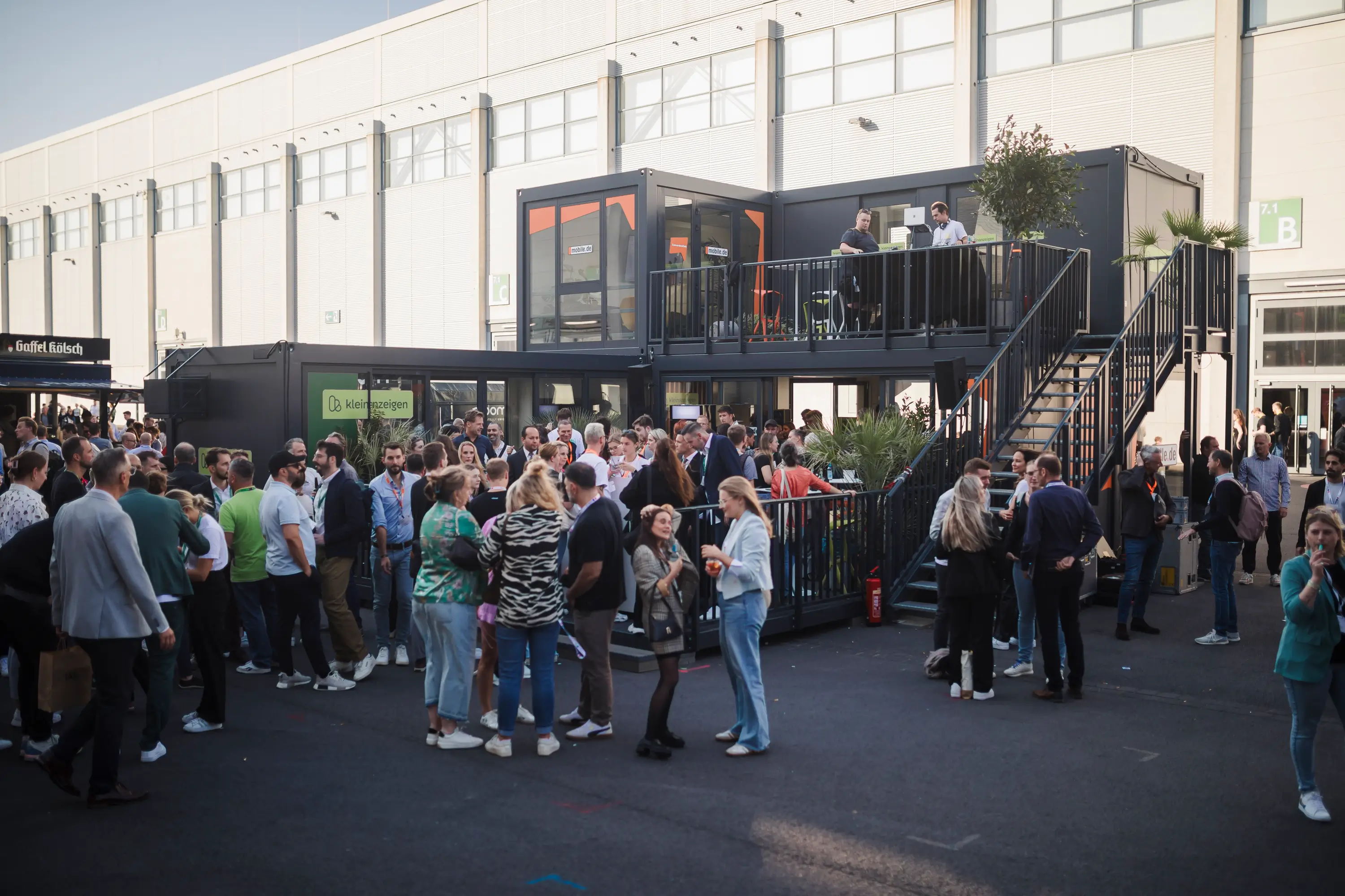 mobile.de Messestand DMEXCO 2024, fivekit, Outdoor-Containerbau mit Autoscooter.