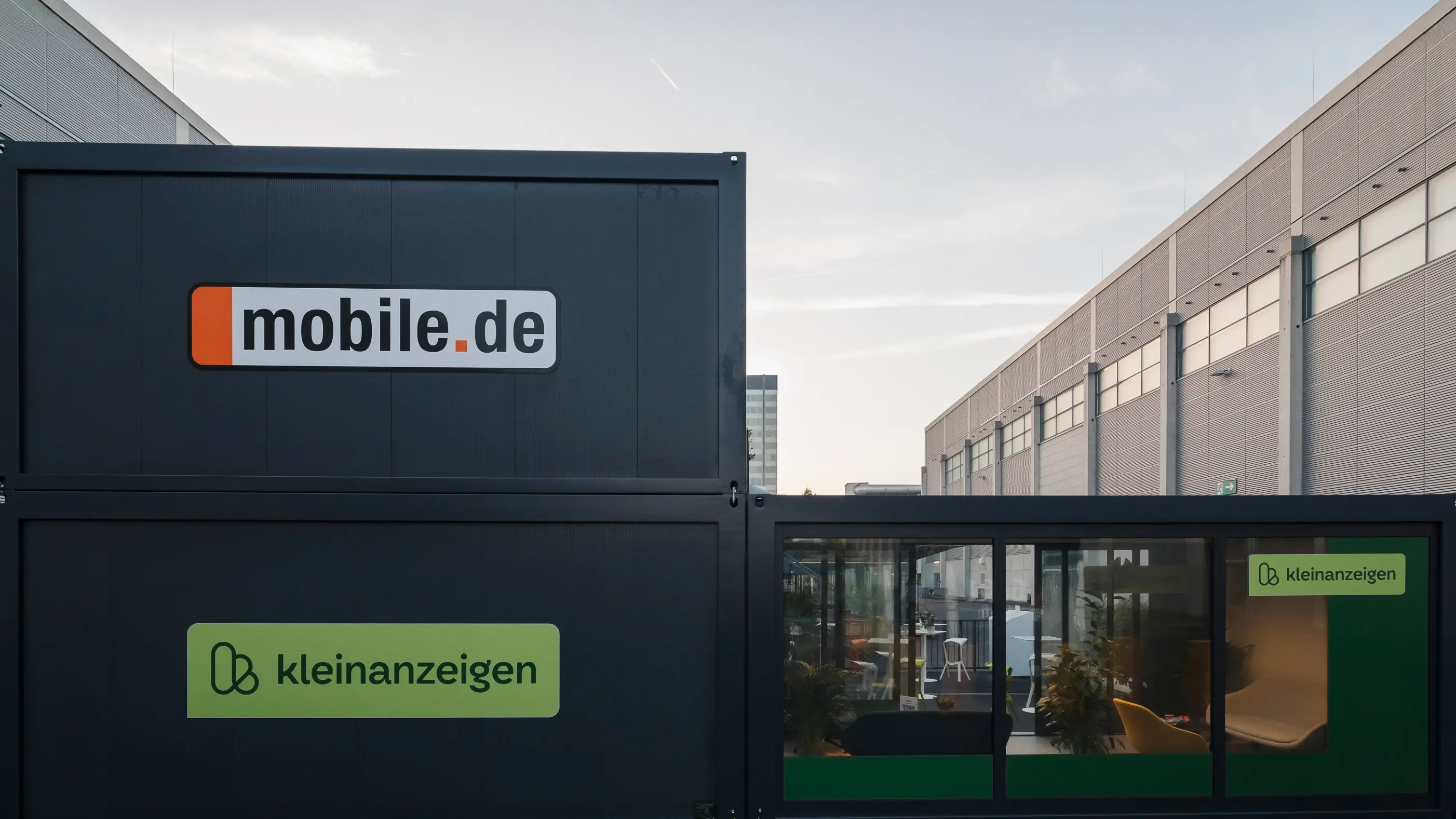 fivekit Messebau, mobile.de DMEXCO 2024, Container-Setup mit Autoscooter.