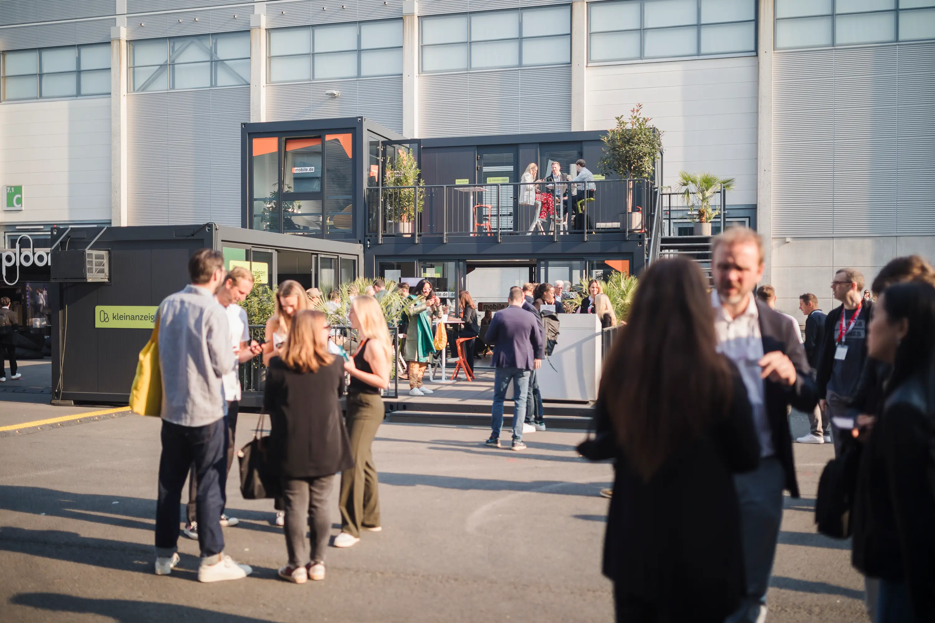 fivekit Eventbau mobile.de, DMEXCO 2024, Lounge-Atmosphäre mit Autoscooter.
