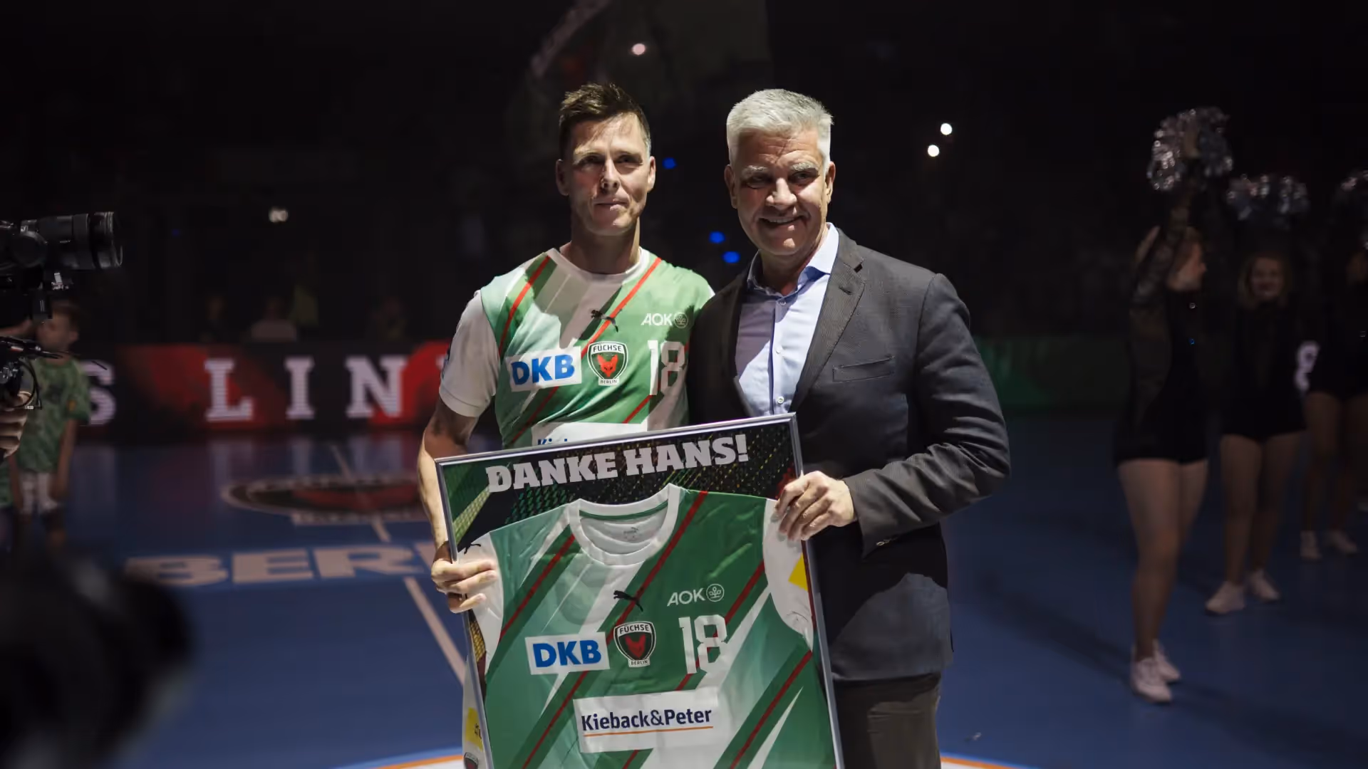 Füchse Berlin Abschied Hans Lindberg, fivekit, riesige Kugel mit Projektion.