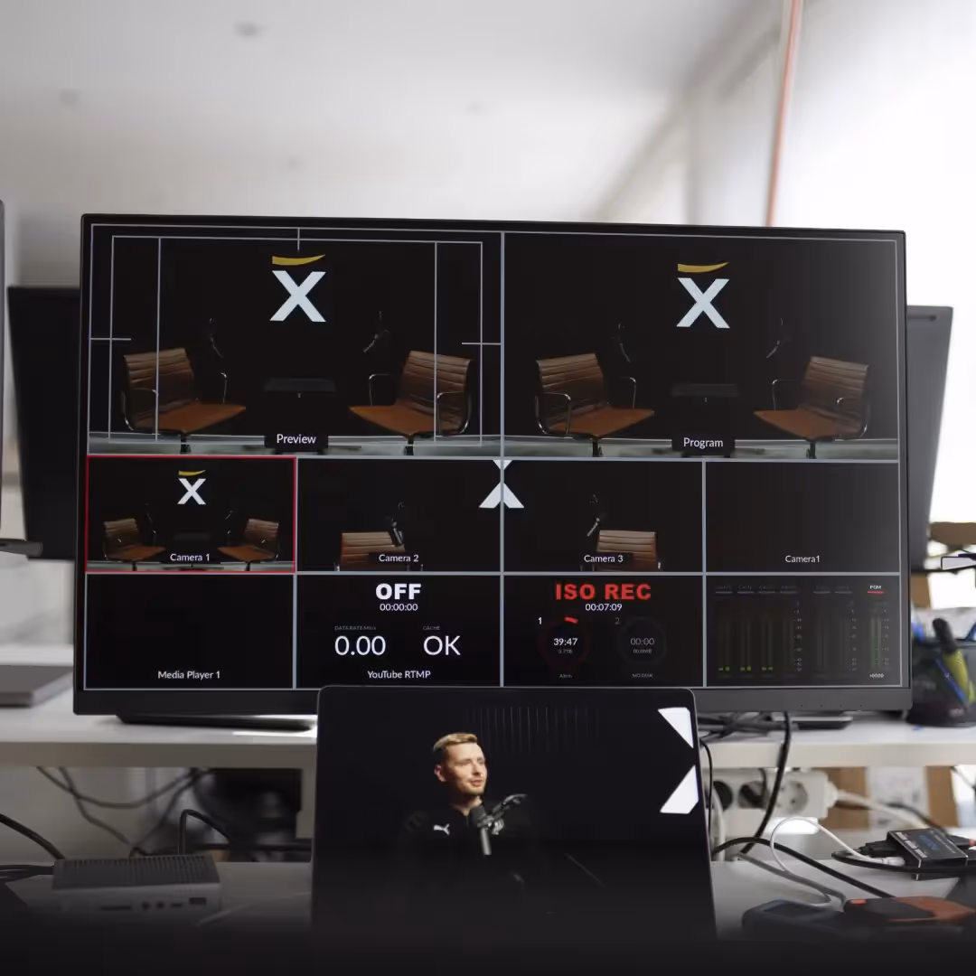 mittelstars Podcast-Studio, fivekit, dunkles Design mit klarer Ausleuchtung.