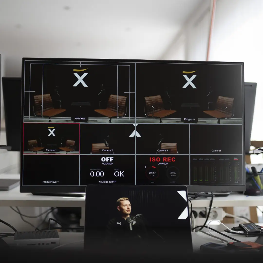 mittelstars Podcast-Studio, fivekit, dunkles Design mit klarer Ausleuchtung.