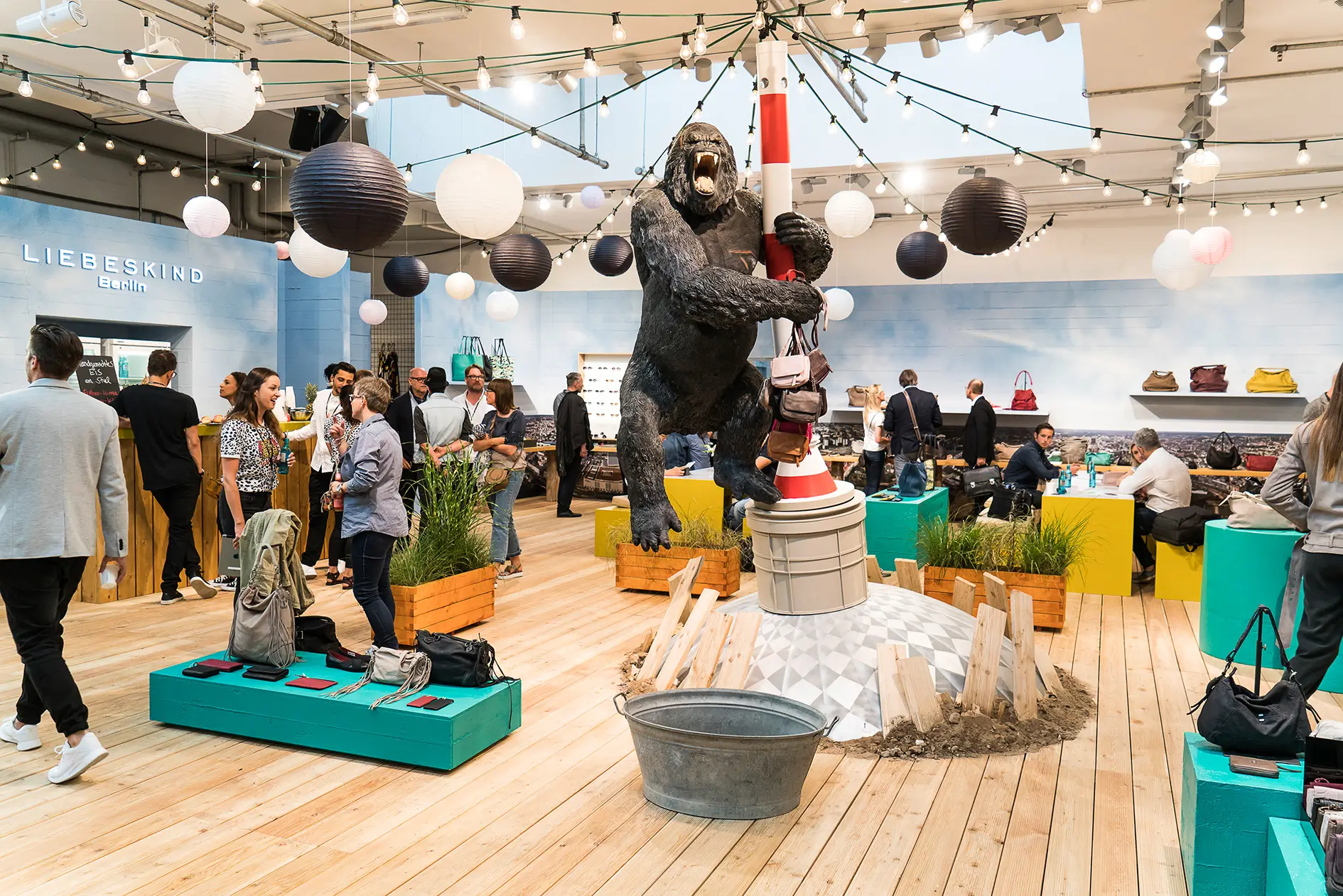 Liebeskind Berlin Messestand PREMIUM Sommer, Agentur fivekit, urbanes Raumdesign mit Gorilla und Fernsehturm.