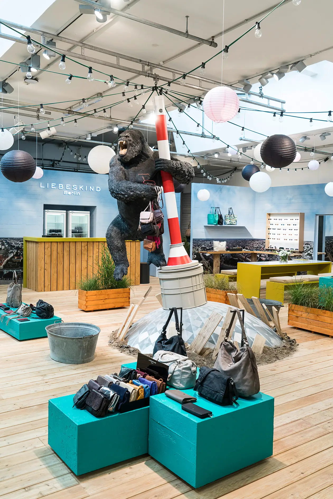 Liebeskind PREMIUM Auftritt, fivekit Agentur, surrealer Messestand mit ikonischem Gorilla und Fernsehturm.