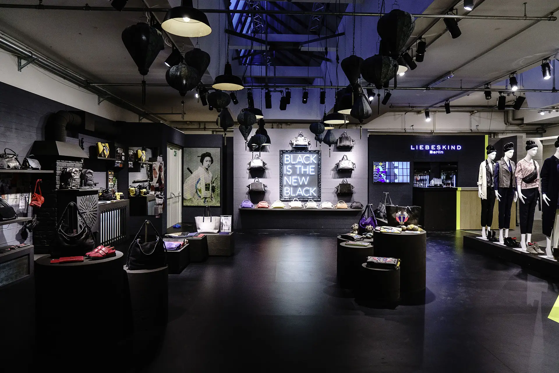 Liebeskind Berlin Messestand PREMIUM Winter, fivekit, Black is the new black Kollektion.