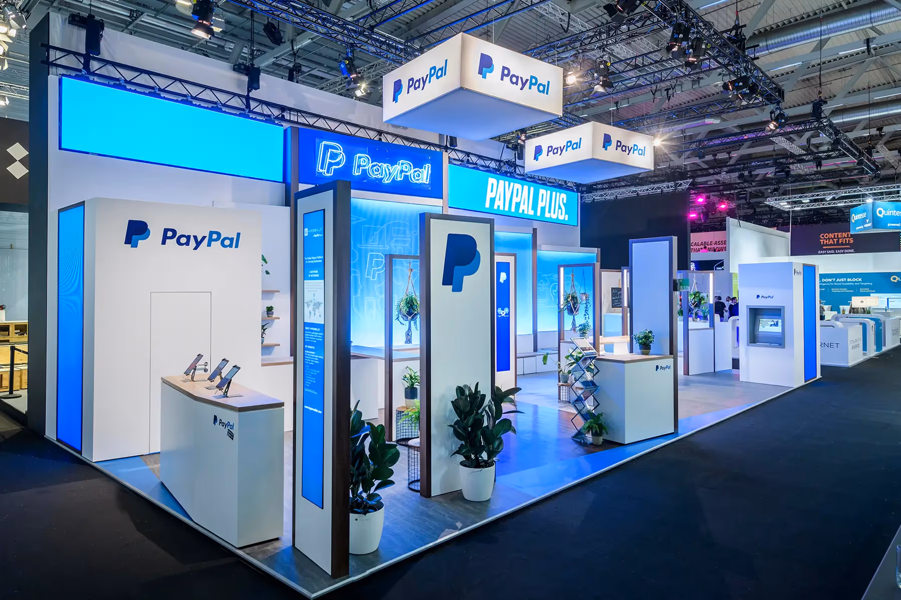 PayPal Messestand auf der DMEXCO 2019, gestaltet von Agentur fivekit, cleanes Standdesign in Weiß und Blau, klare Markeninszenierung.
