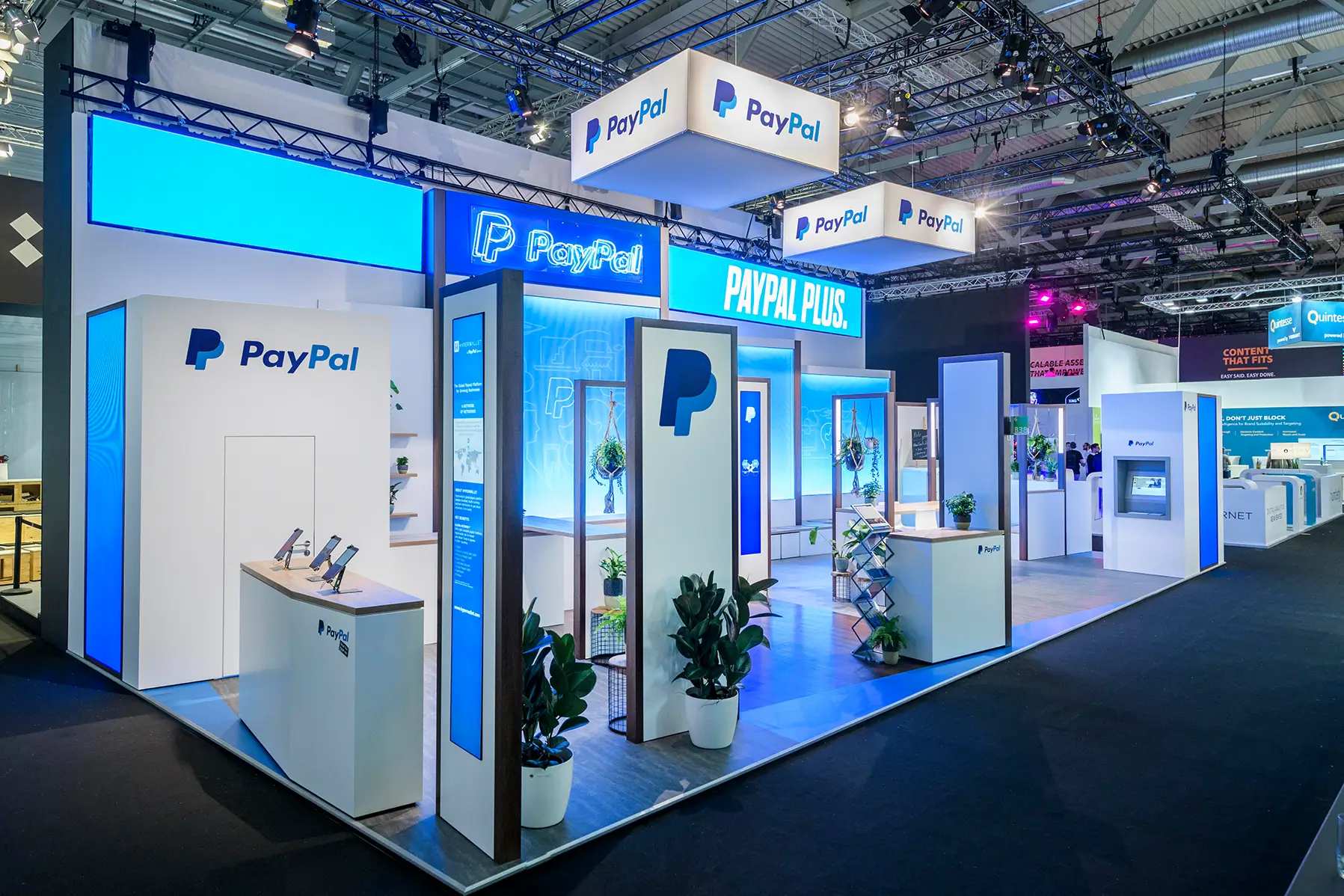 PayPal Messestand auf der DMEXCO 2019, gestaltet von Agentur fivekit, cleanes Standdesign in Weiß und Blau, klare Markeninszenierung.