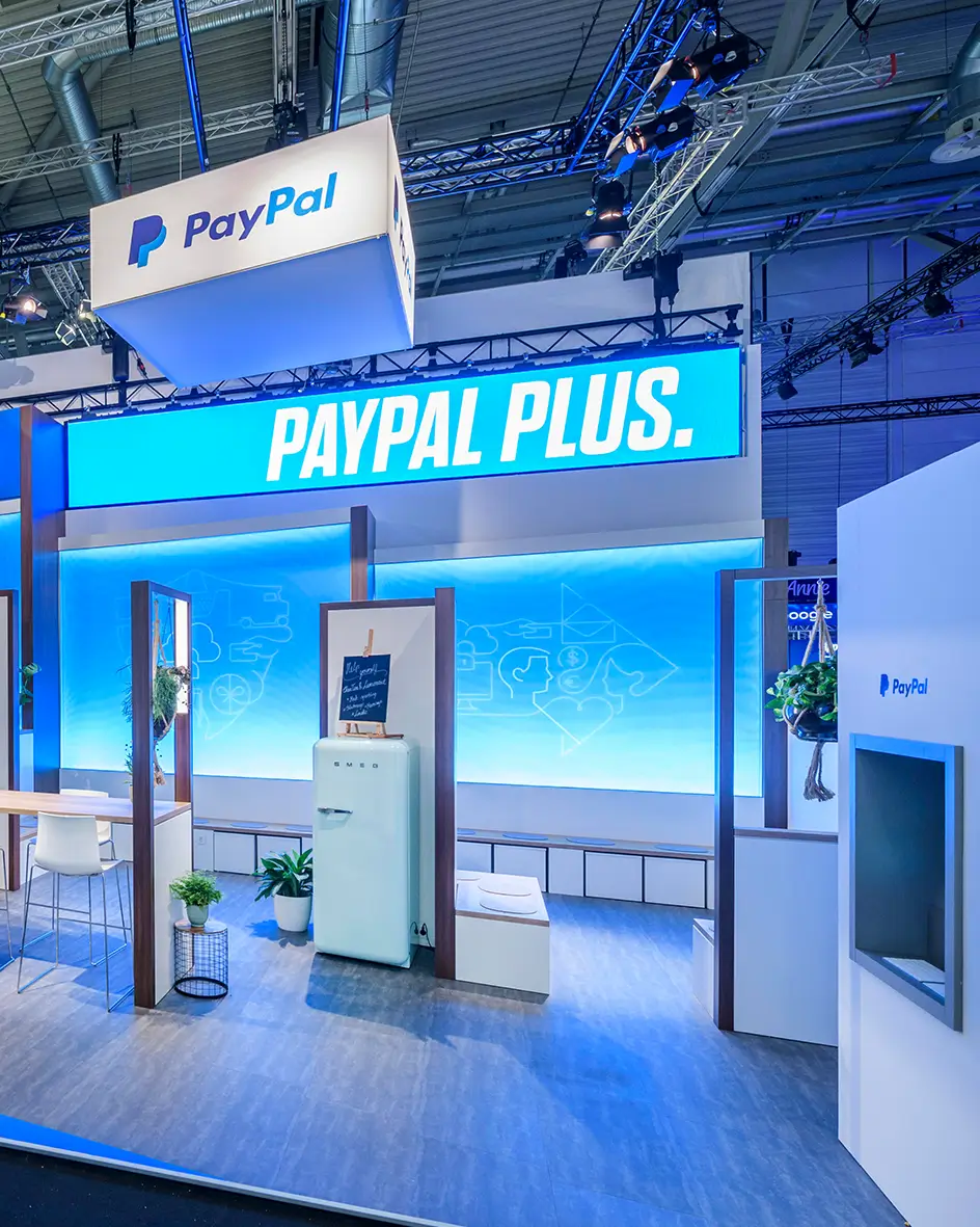 Detailaufnahme PayPal Messestand DMEXCO 2019, fünfkit Agenturdesign, digitale Touchpoints und Markenfarben Weiß und PayPal-Blau.