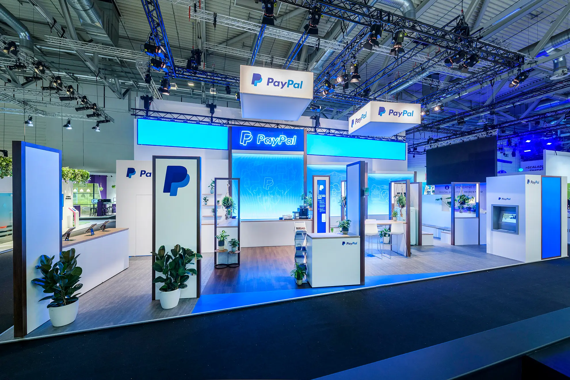 Eventfoto DMEXCO 2019, PayPal Stand von Agentur fivekit, Raum für B2B-Austausch, klare Struktur und reduzierte Grafik.