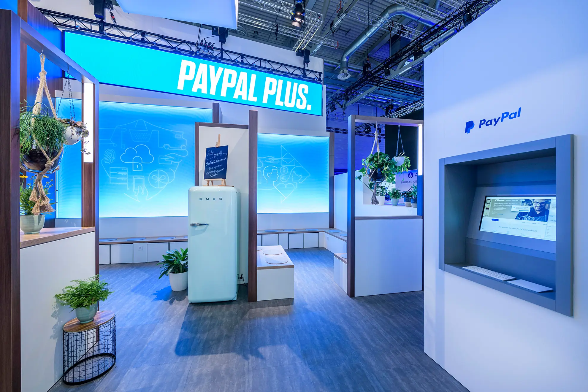 Besucherinteraktion am PayPal Messestand DMEXCO, Agentur fivekit Eventdesign, modernes Standkonzept mit Markeninszenierung.