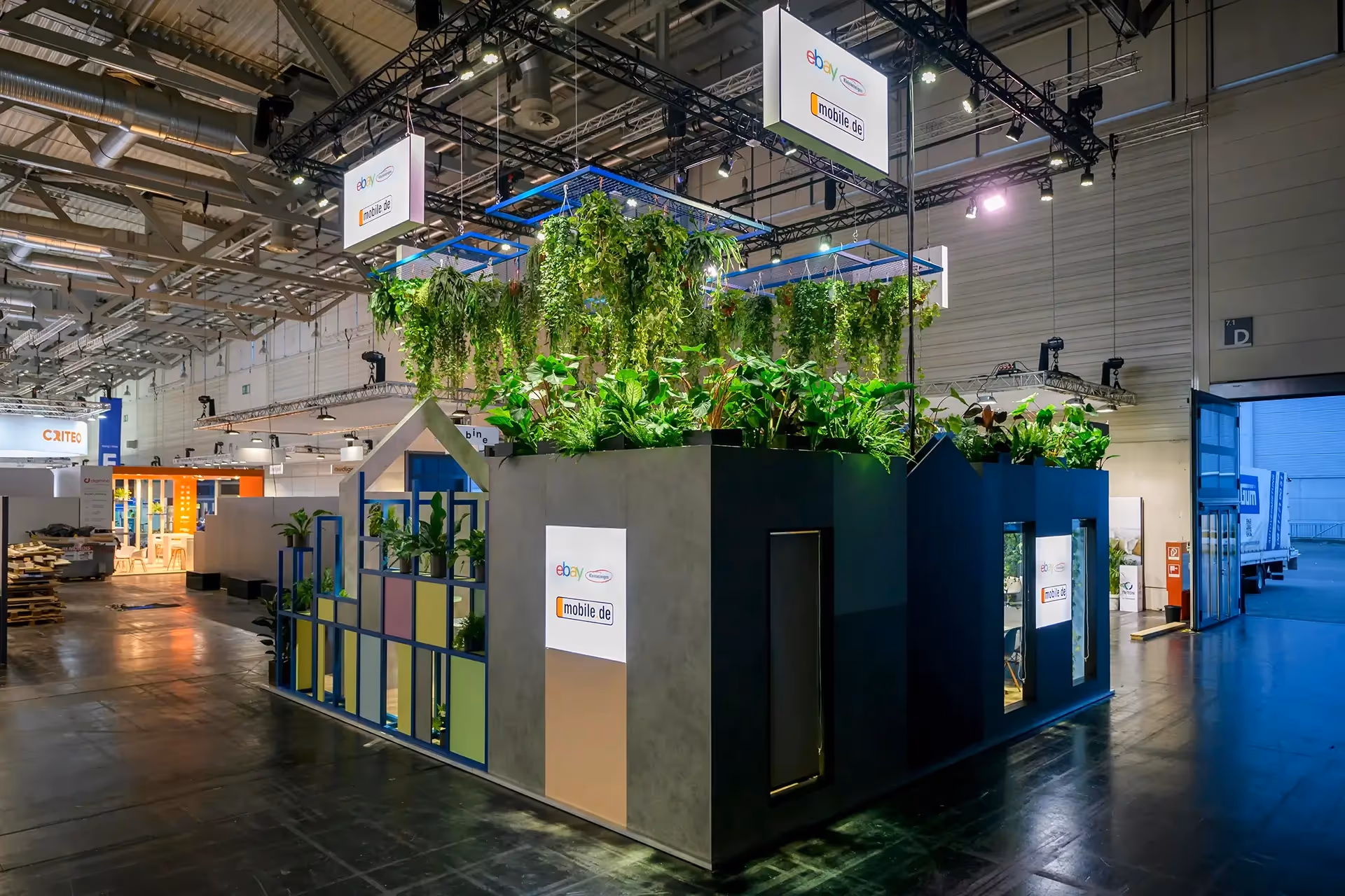 Grüne Insel: Messestand mit hängenden Pflanzen auf der DMEXCO 2022