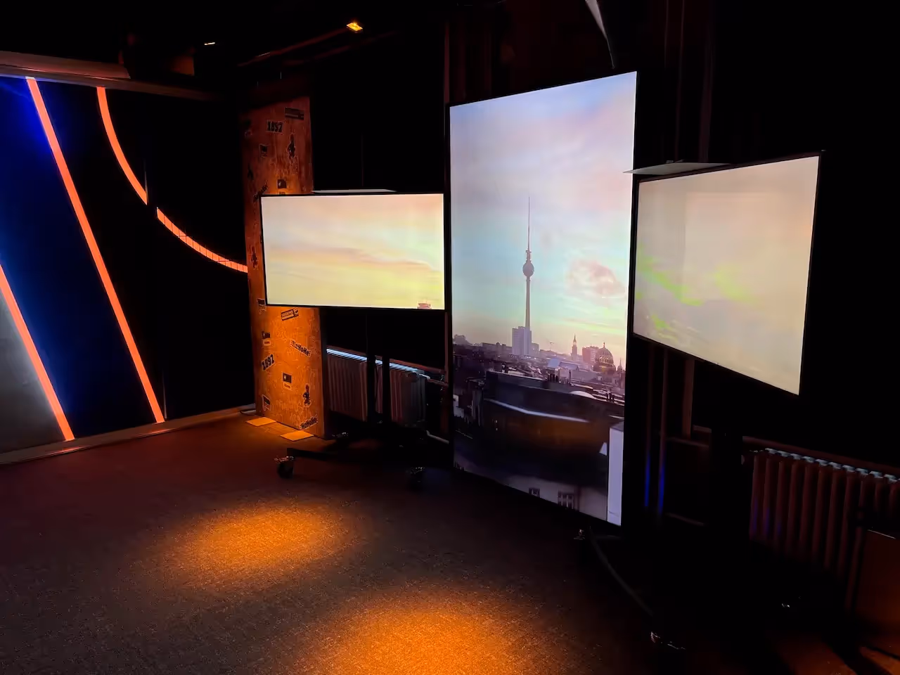 Hertha BSC Content Studio, fivekit, 98-Zoll-Portrait-Screen und Projektion.