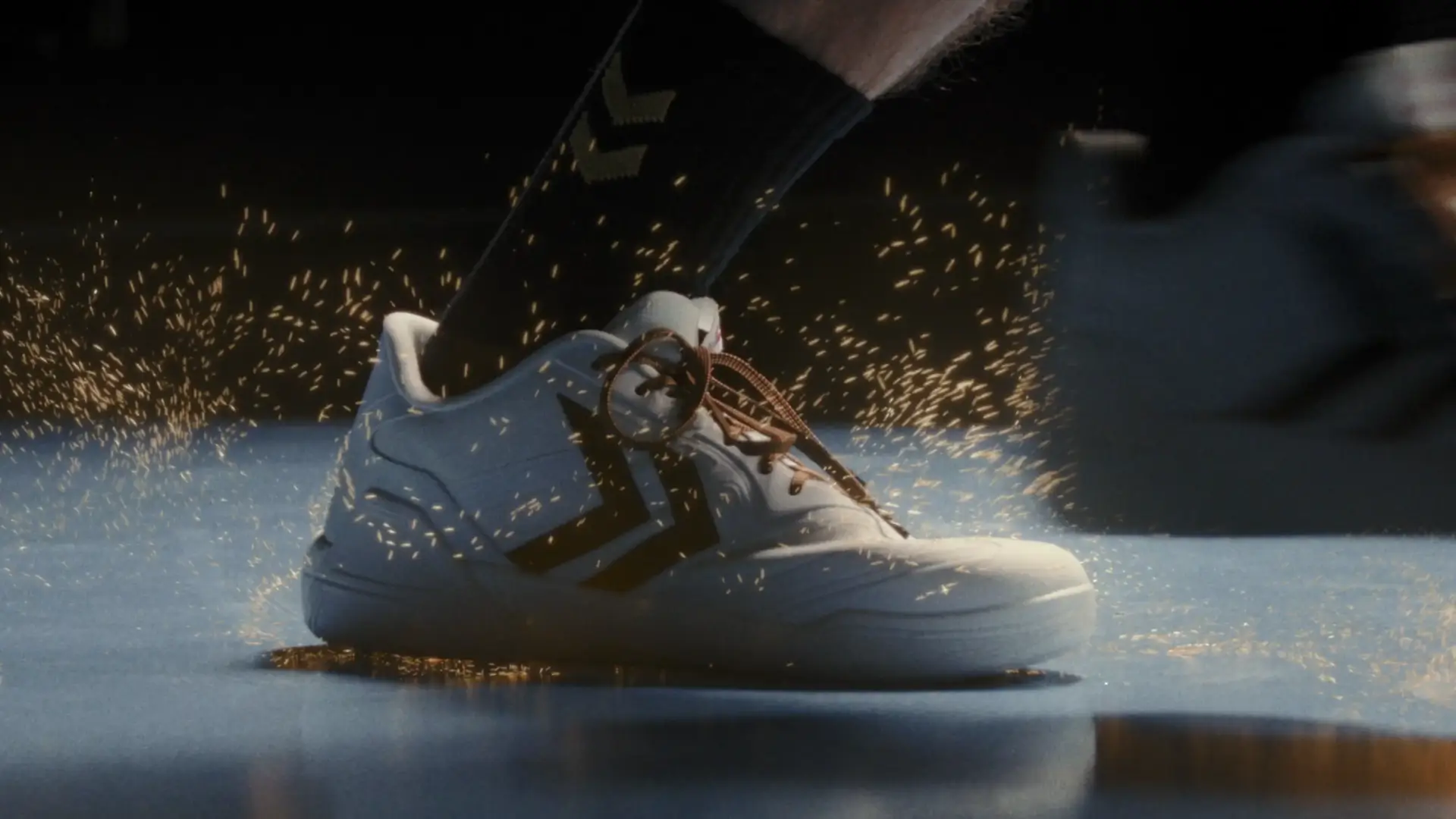 fivekit Kampagnenfilm, hummel E24C, Fans vor Fernseher, goldene Trikots.