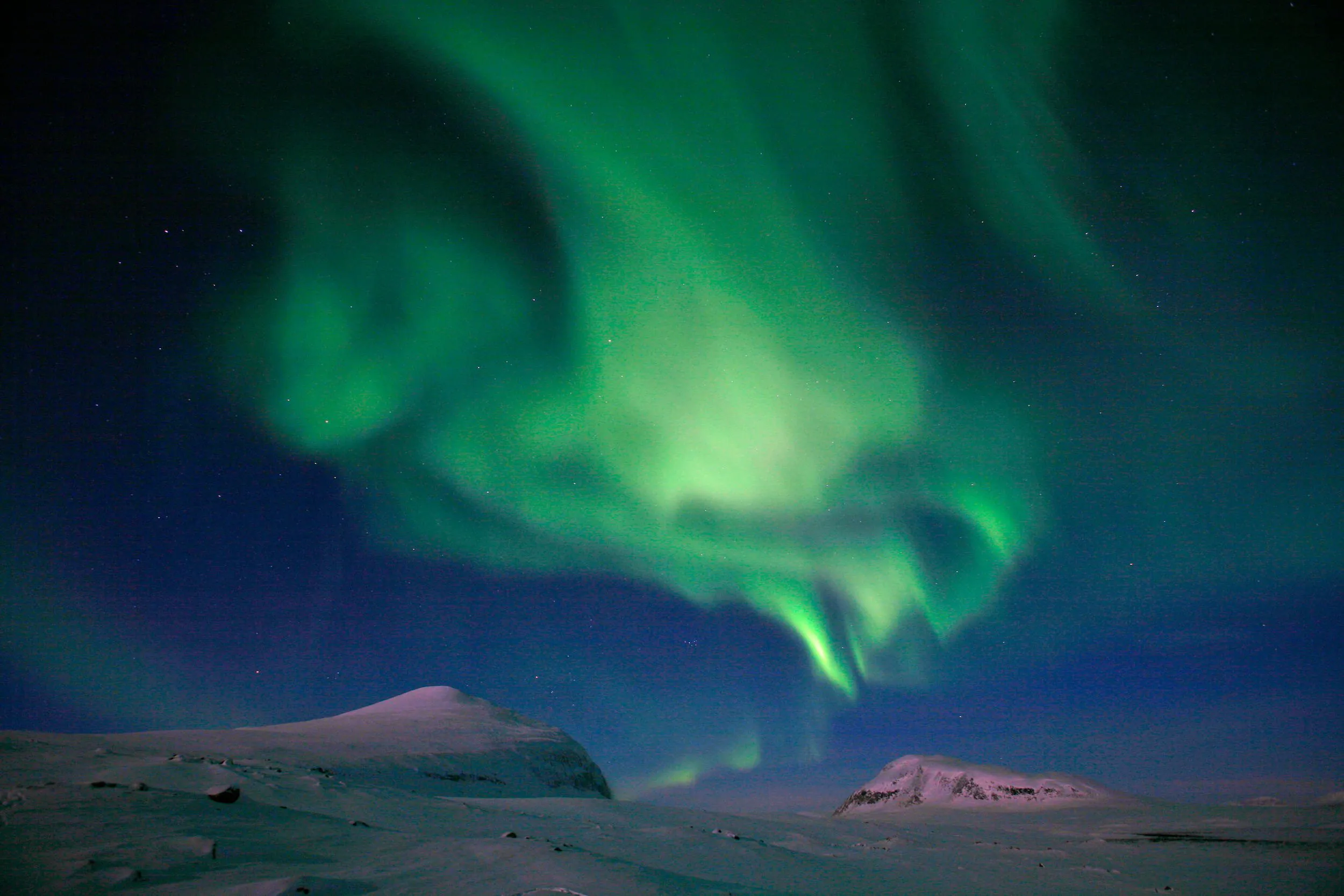 nordlys i flotte farger om natten