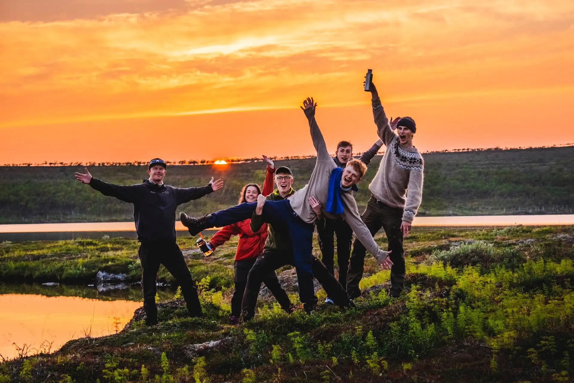 glade elever ved solnedgang