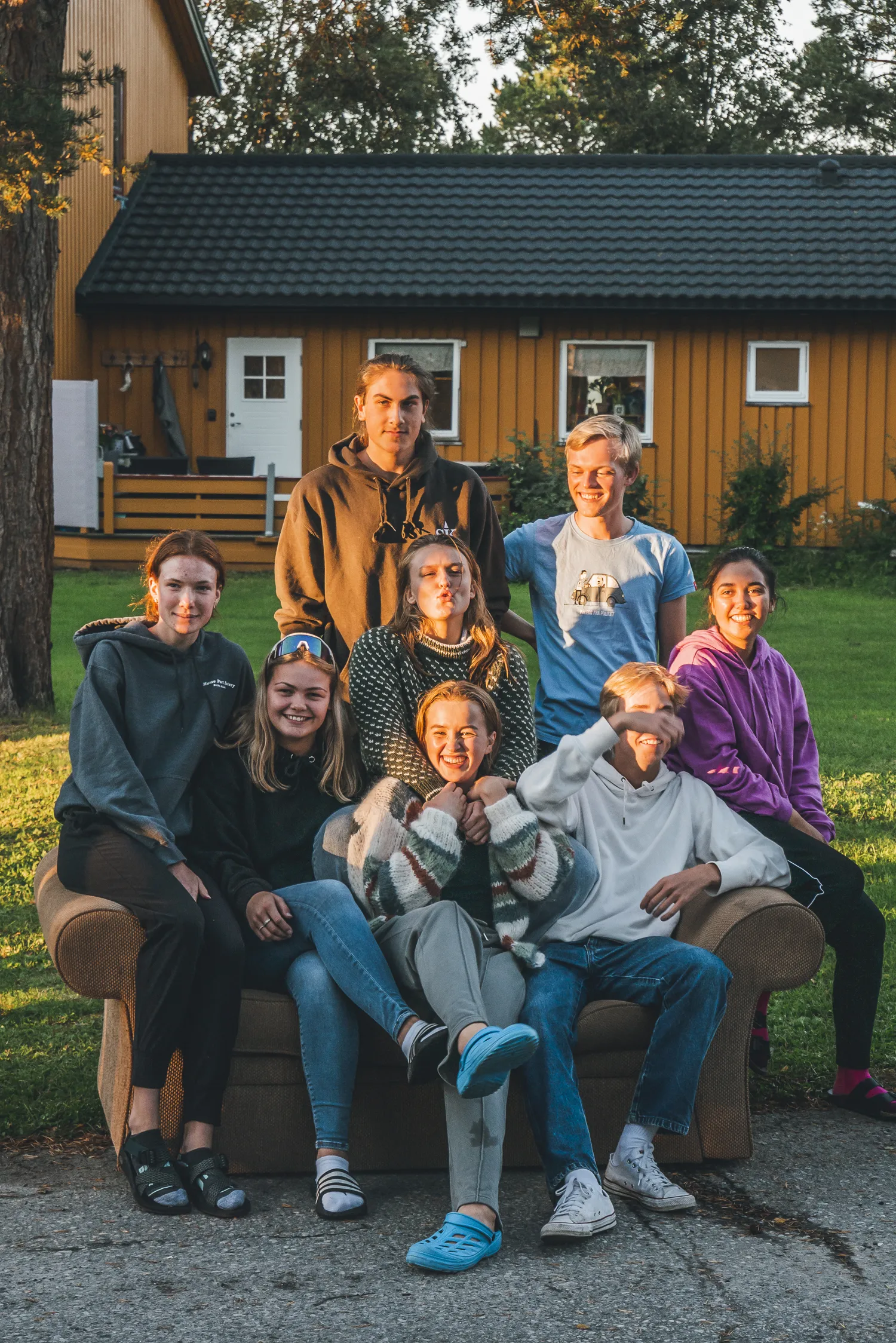 elever i sofa ute