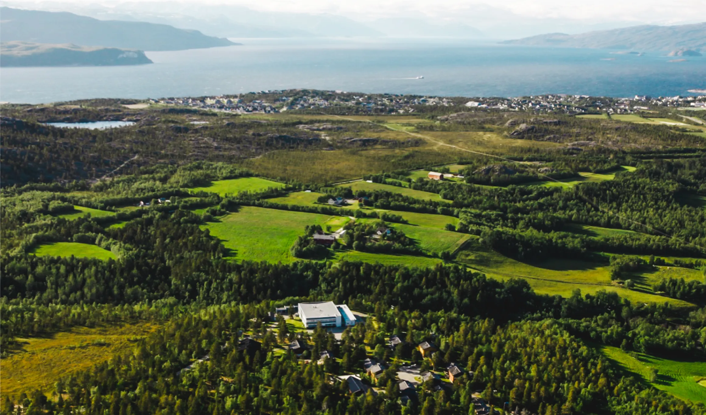 dronebilde av naturen og skolen i Alta