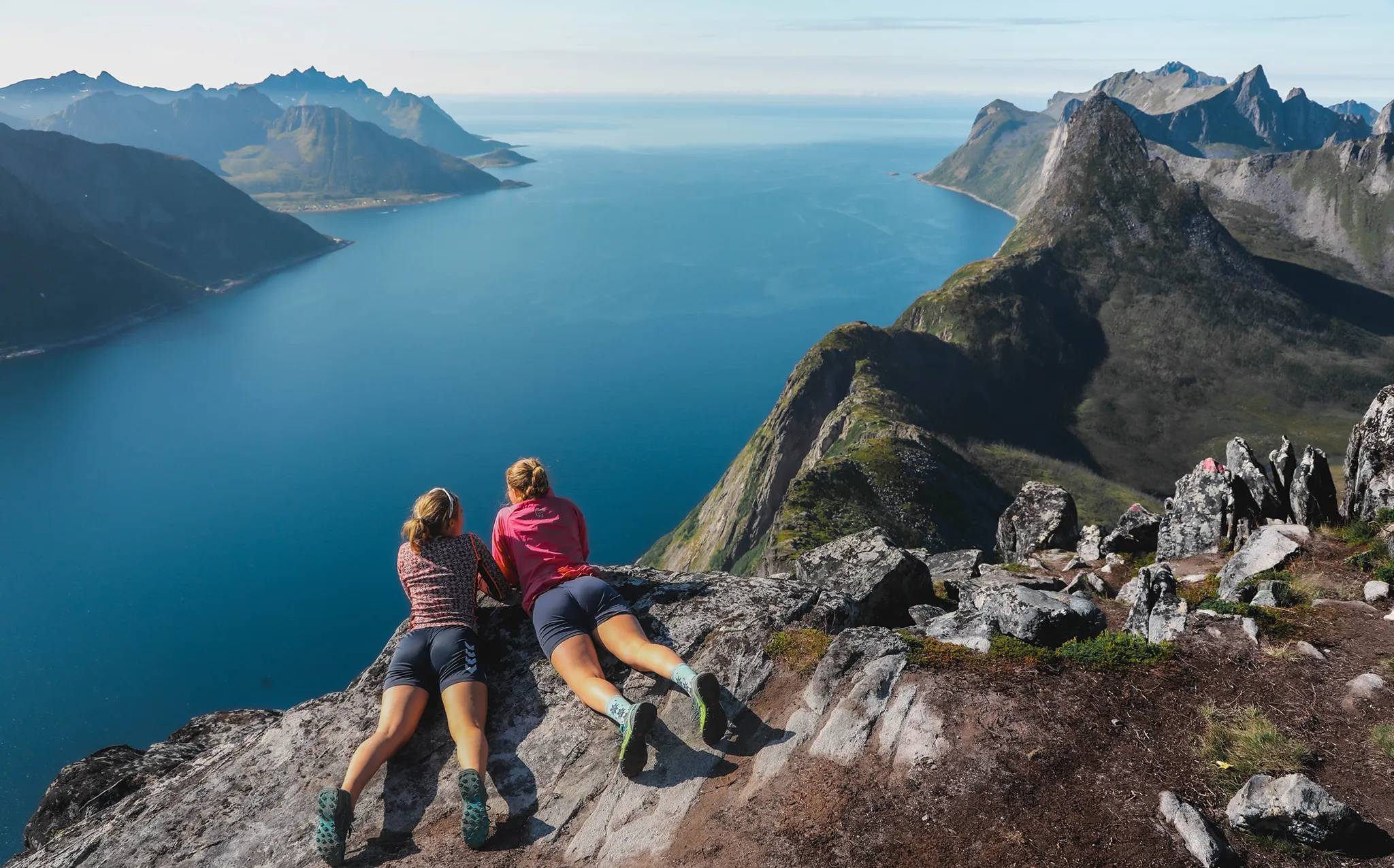 jenter ligger og ser på den flotte utsikten