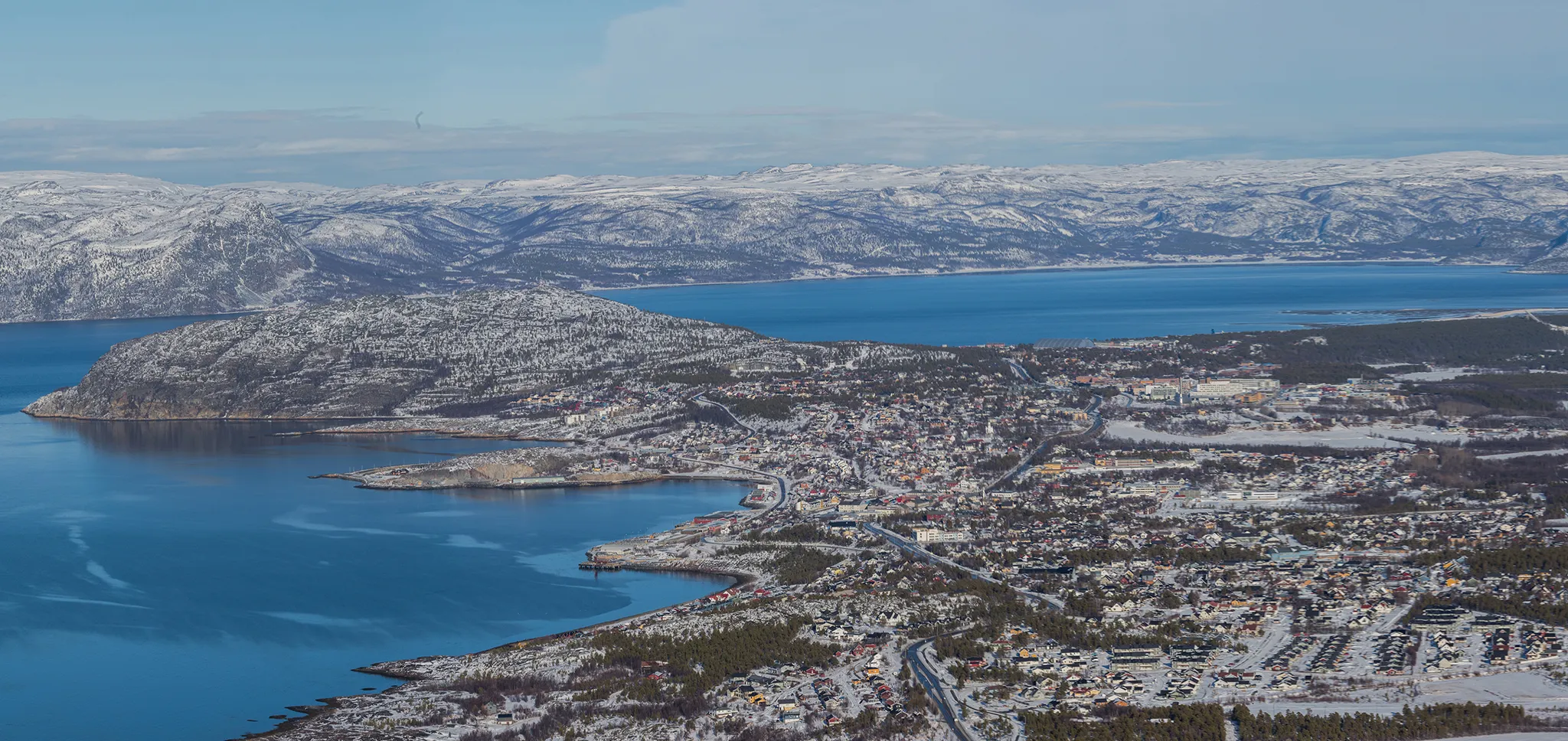 dronebilde av flott fjellområde
