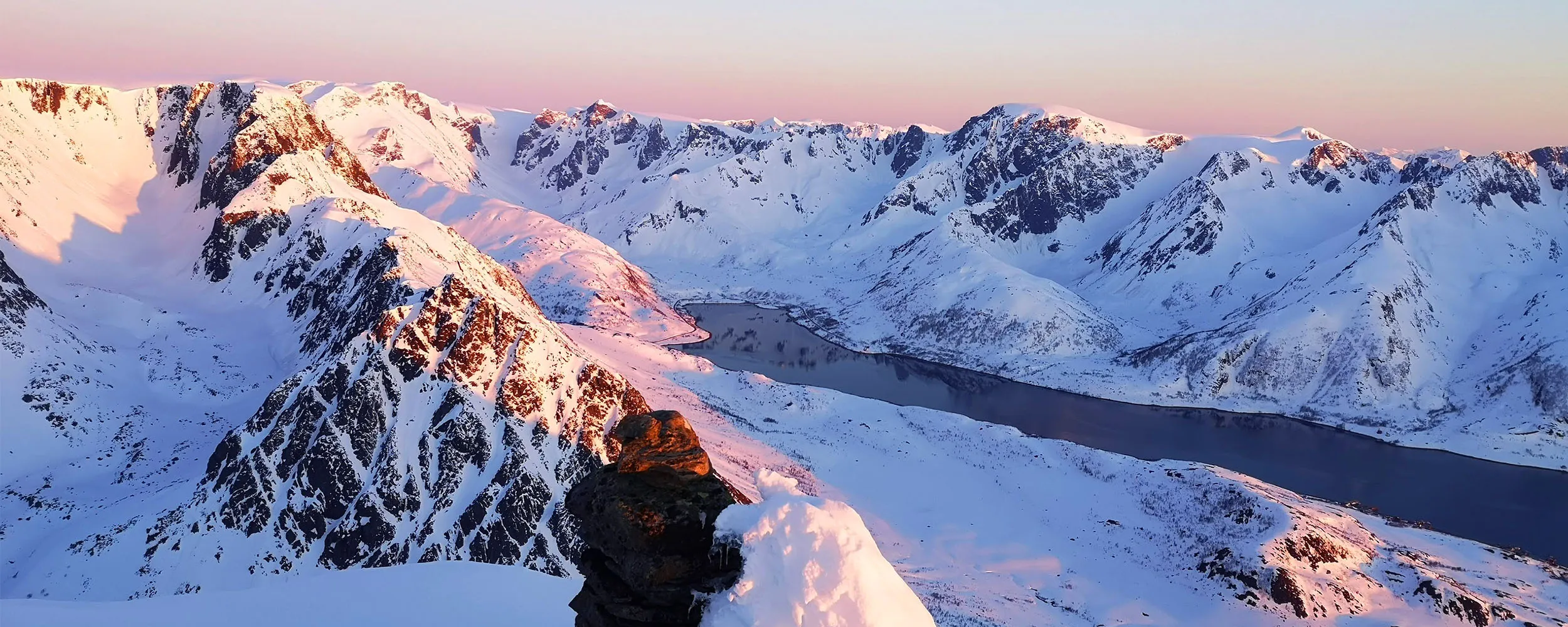 fjellkjede dekket av snø
