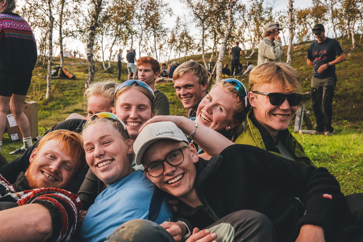 elever smiler i gruppe