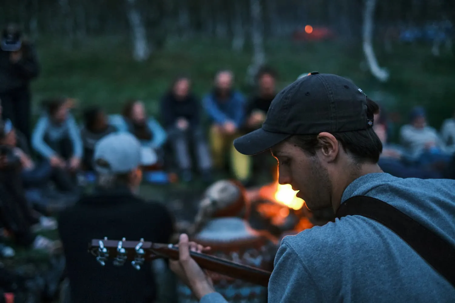 gitarspill ved bål 