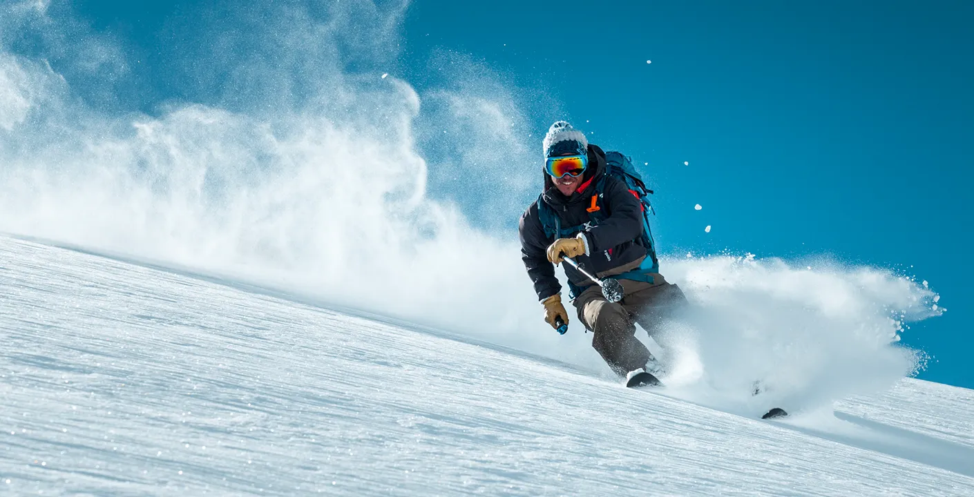 alpin skikjøring i puddersnø