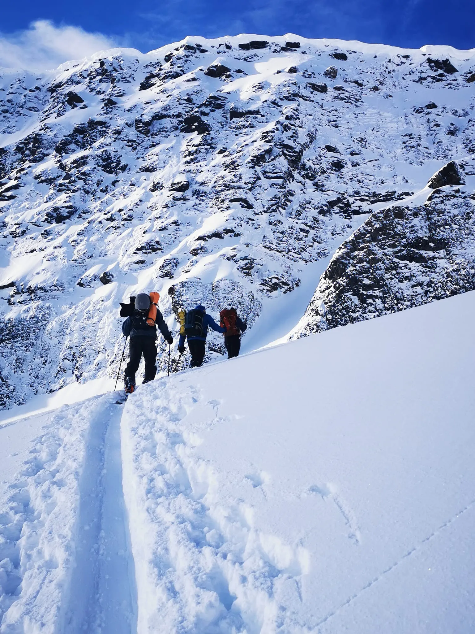 vandring i snø på fjell