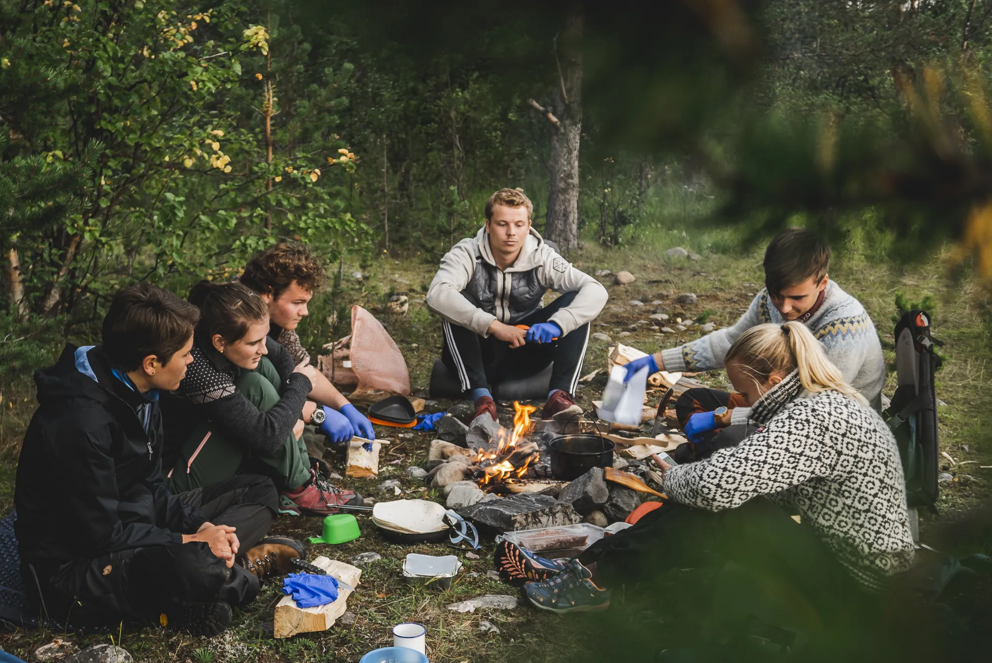 elever spiser sammen i skogen
