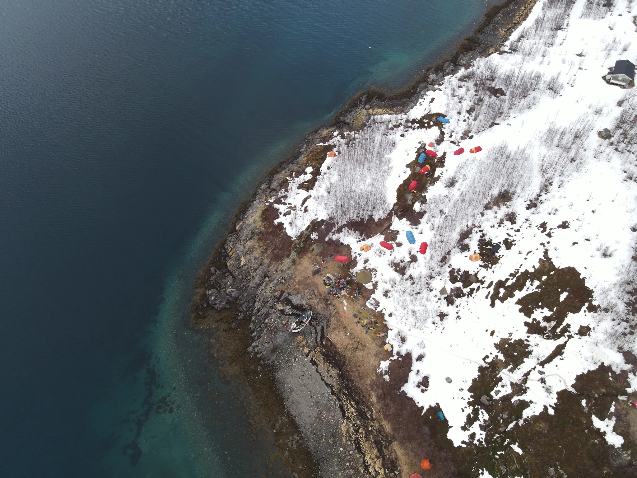 dronebilde av kystnatur