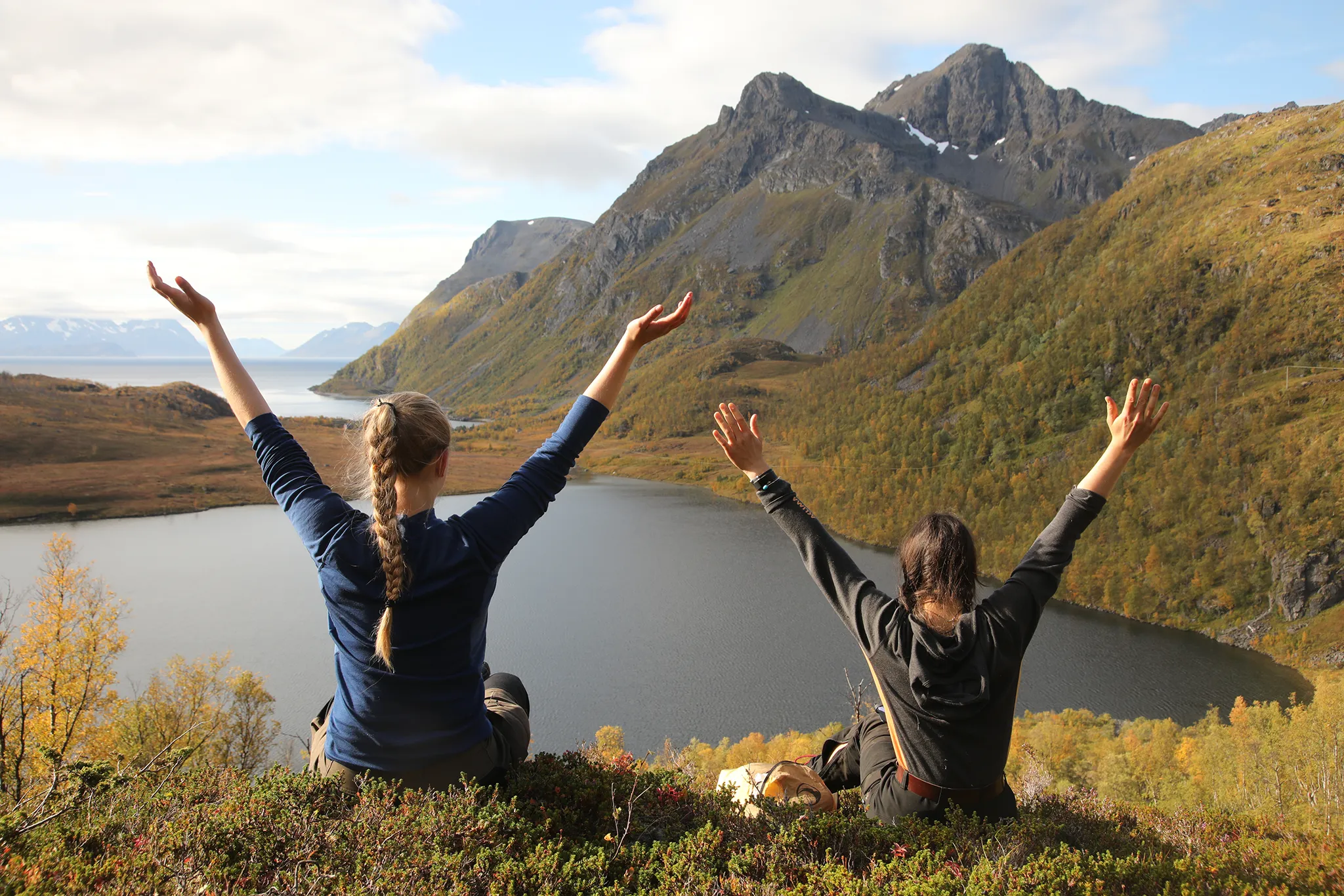 jenter ved vann og fjell
