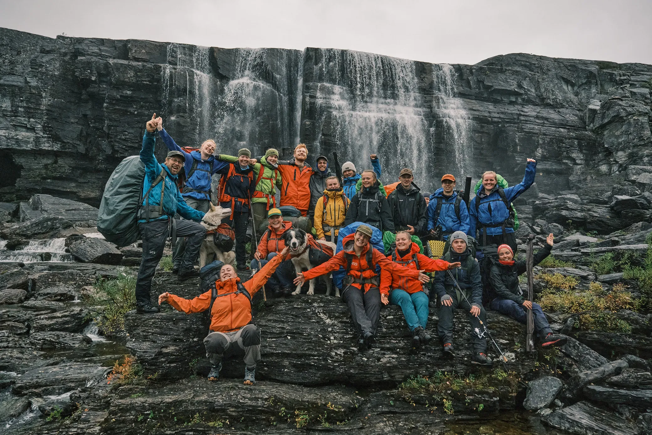 gruppebilde av ansatte i naturen
