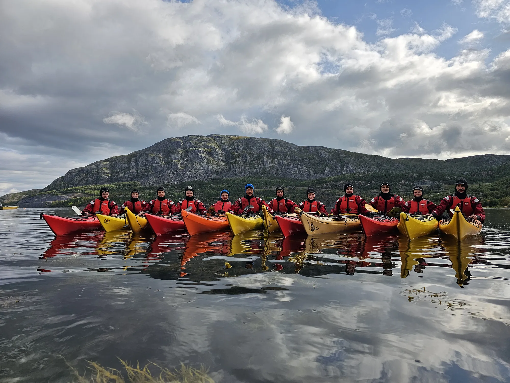 kajakkgruppe i vannet