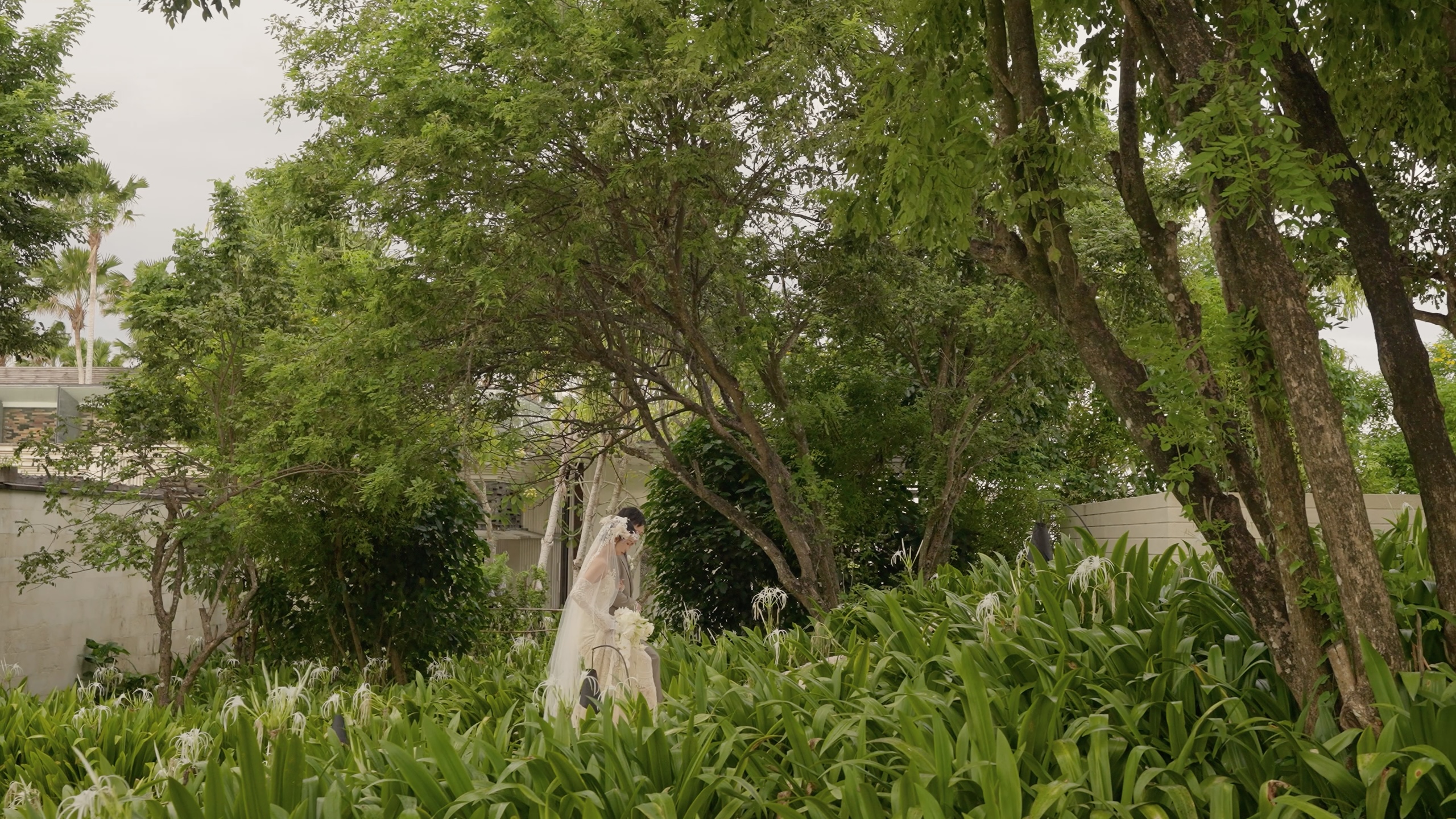 Documentary-style wedding storytelling at Alila Villas Uluwatu, Bali