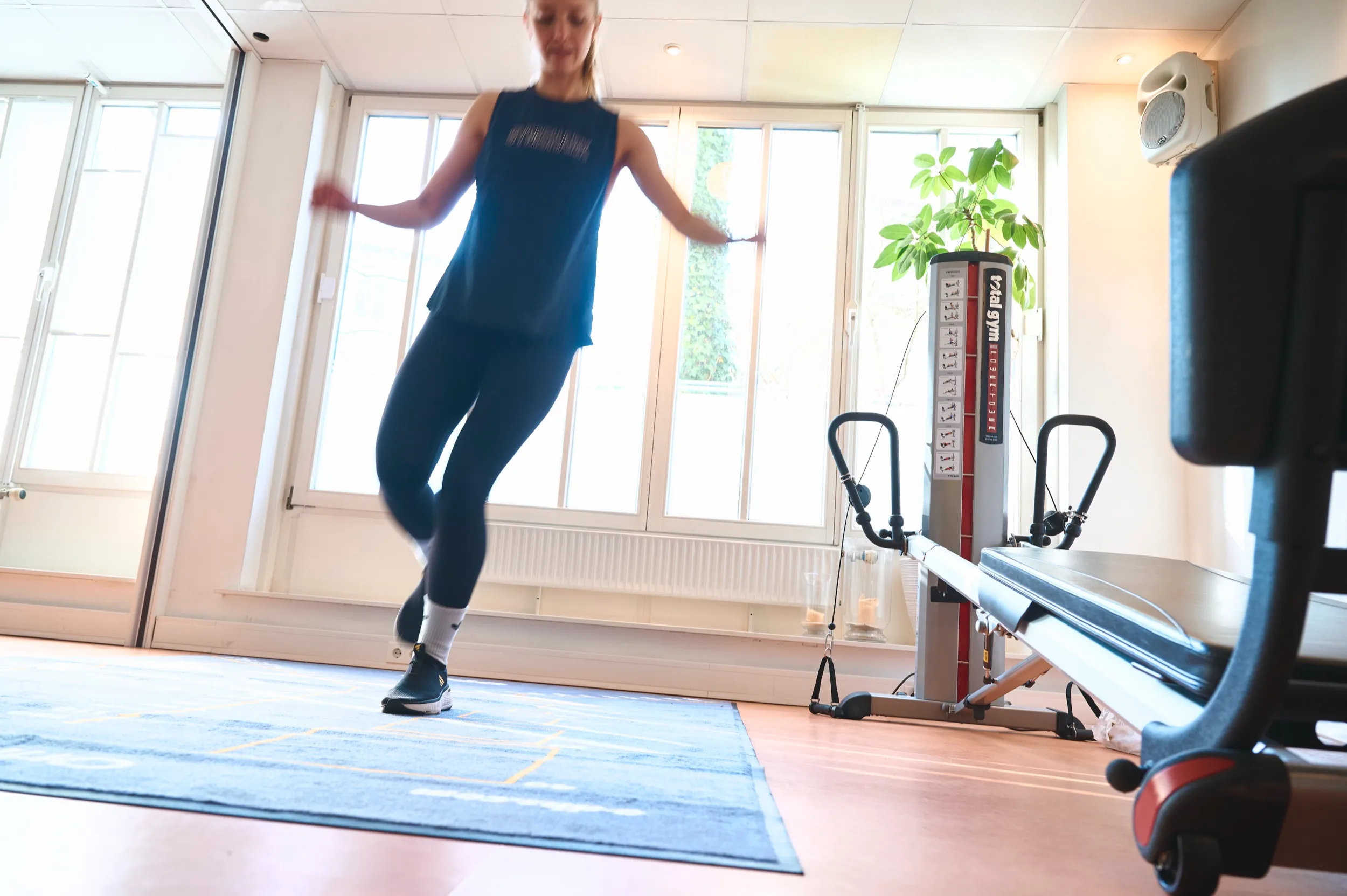 Patientin beim einbeinigen Sprungtest als Teil des Return-to-Sport Testverfahrens in Hamburg Blankenese