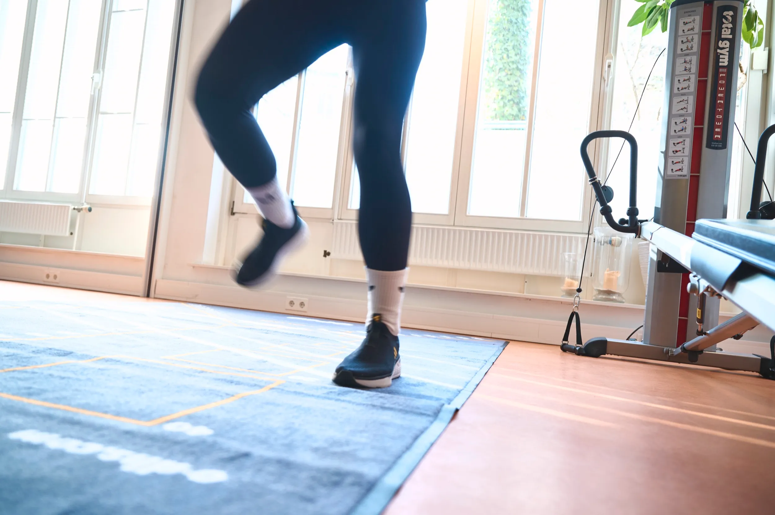 Dynamische Beinbewegung auf der Funktionsmatte während eines Return-to-Sport Tests in der PhysioLounge