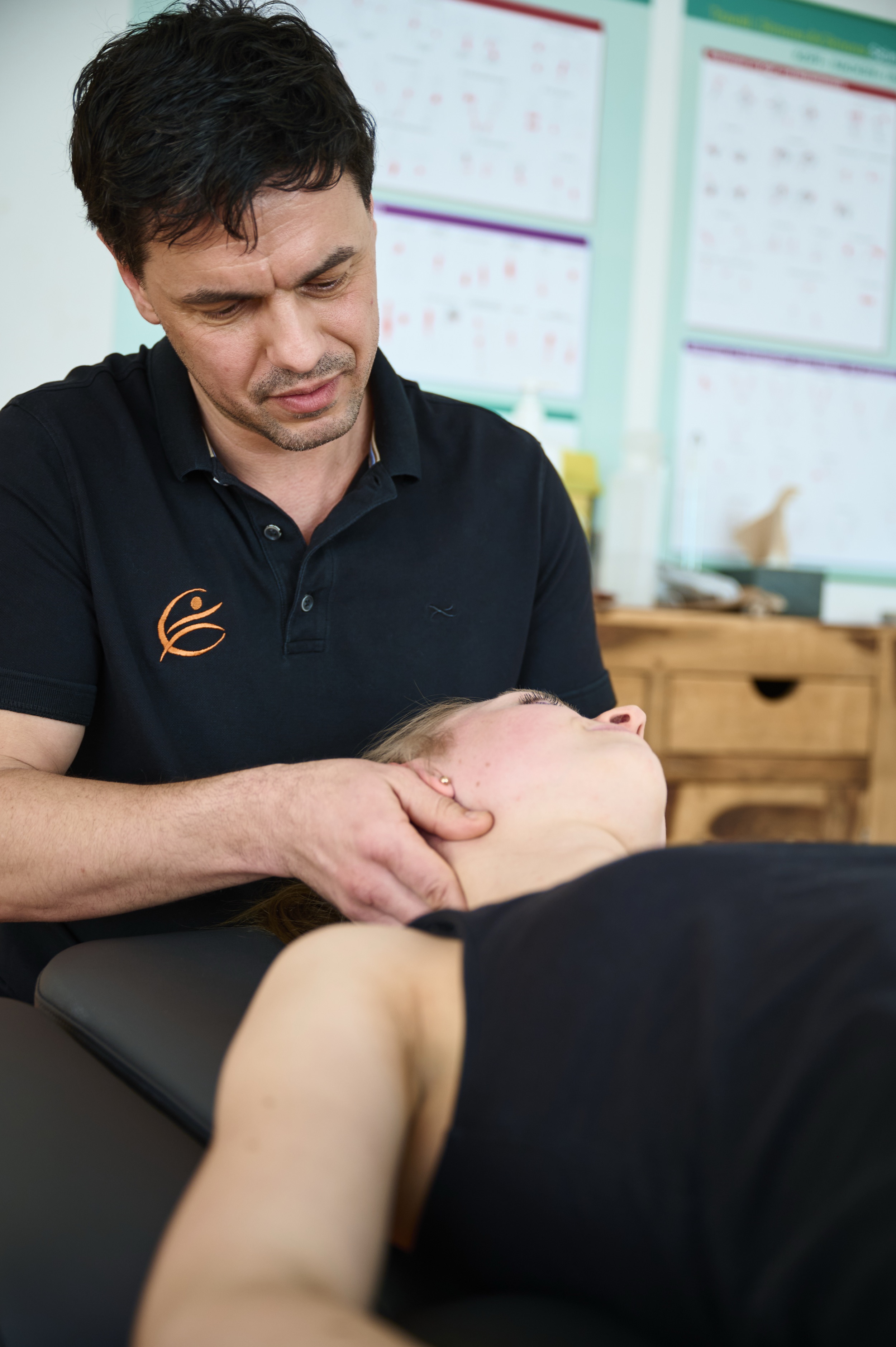 Physiotherapeut bei der Nackenbehandlung in der PhysioLounge Hamburg — Therapie bei stressbedingten Beschwerden