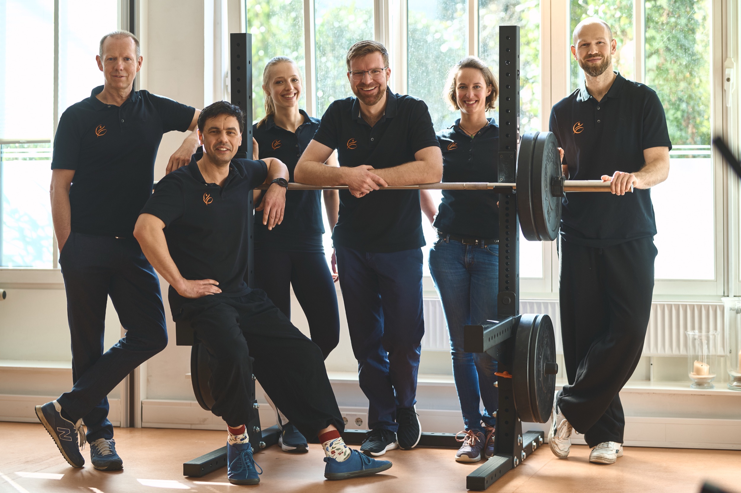 Das Team der PhysioLounge Hamburg Blankenese — sechs Therapeuten am Trainingsgerät