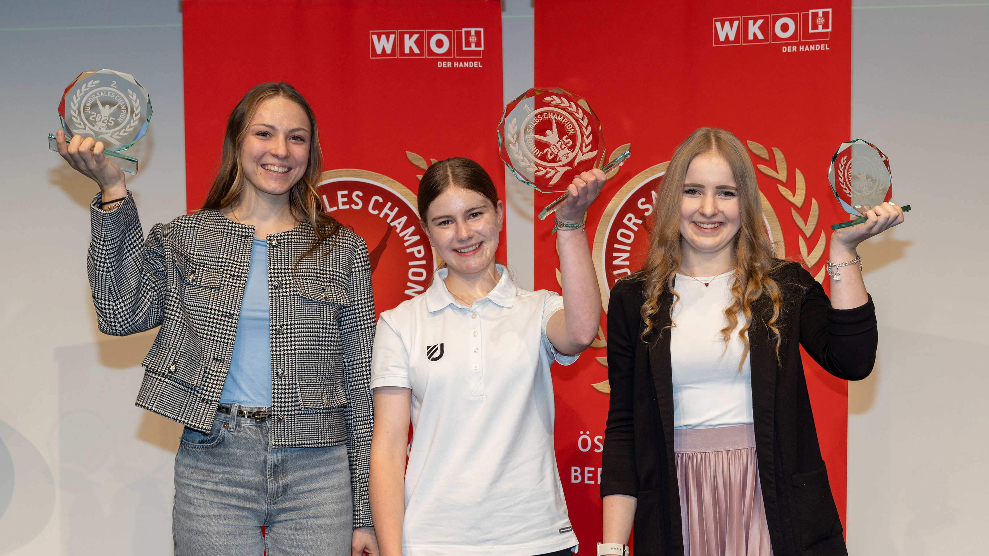 Der „Junior Sales Champion National 2025“ war fest in Frauenhand. Die zweitplatzierte Lisa Maria Simperl, Siegerin Anna Gruber und die Lungauerin Christina Hörbinger, die den dritten Rang belegte (v. l.), strahlten um die Wette.