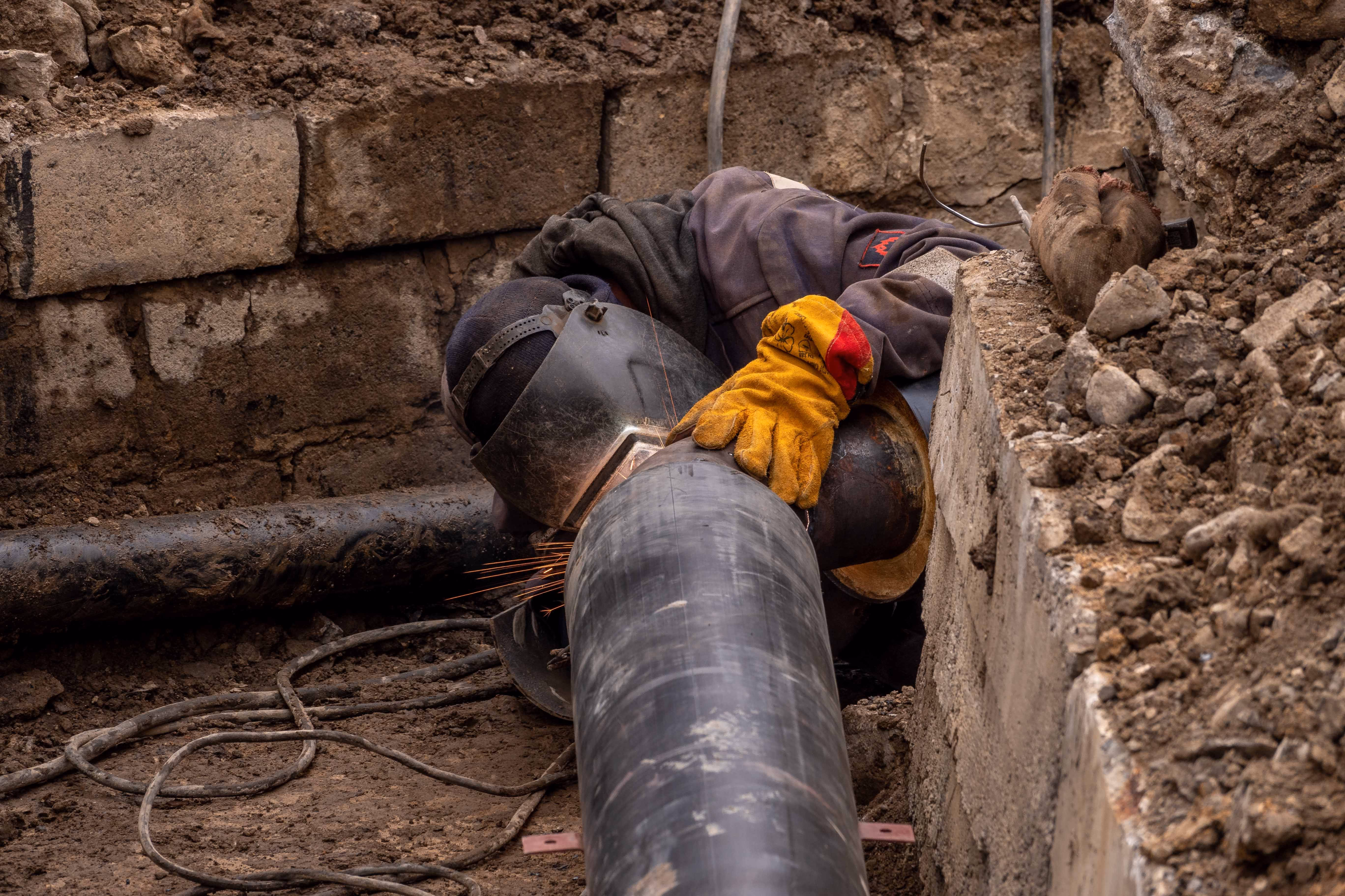 Pipe crew working in the trench