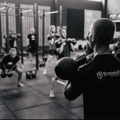 Coach axel tijdens een kettlebell workshop