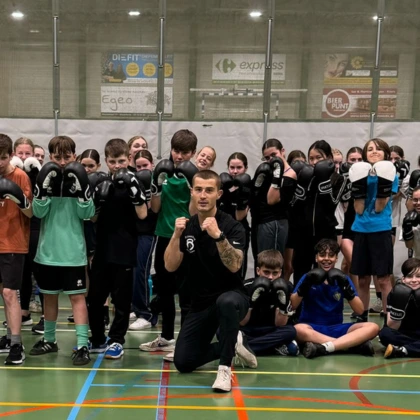 Coach Axel met studenten tijdens een boks workshop op school