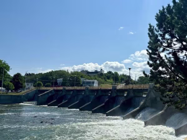 Beobachtungsposten für den Lachsaufstieg in Matane, Staudamm Mathieu-D'Amours