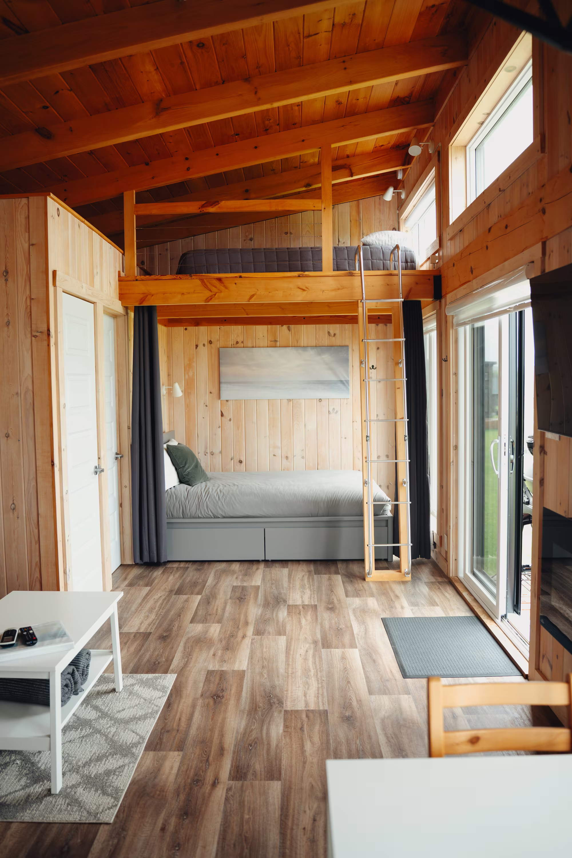 前排木屋的起居室和睡眠区,位于木质天花板下方